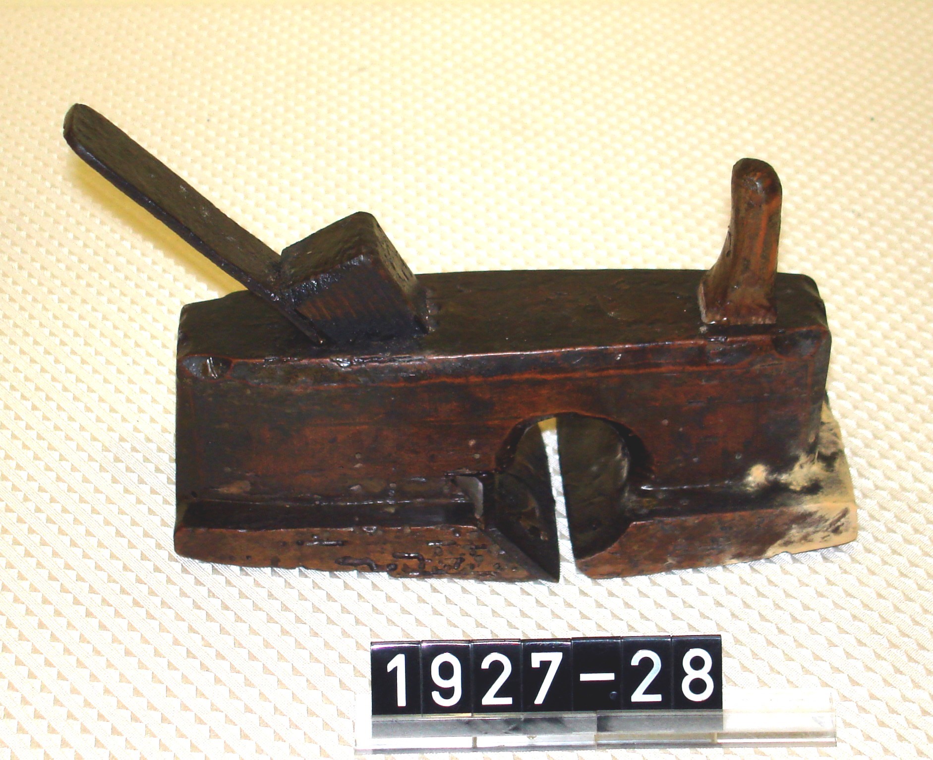 Küferhandwerkszeug aus Eisen/Holz; Handhobel; Küferhobel; 18. Jh. (Stadtmuseum Bad Dürkheim, Museumsgesellschaft Bad Dürkheim e.V. CC BY-NC-SA)