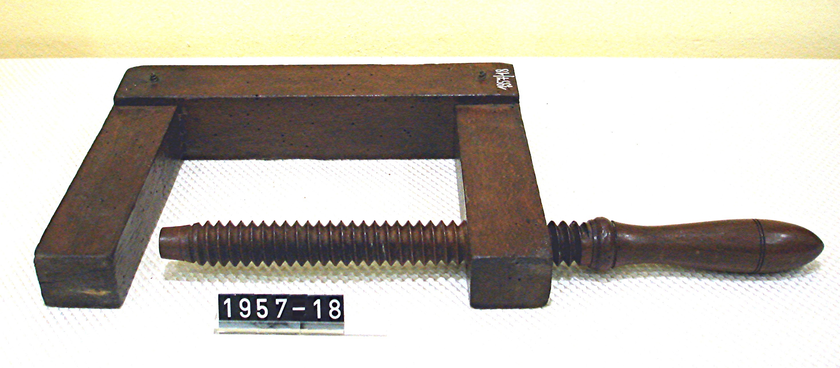 Küferhandwerkszeug aus Holz; Schraubenzwinge aus Holz; 19. Jh. (Stadtmuseum Bad Dürkheim, Museumsgesellschaft Bad Dürkheim e.V. CC BY-NC-SA)
