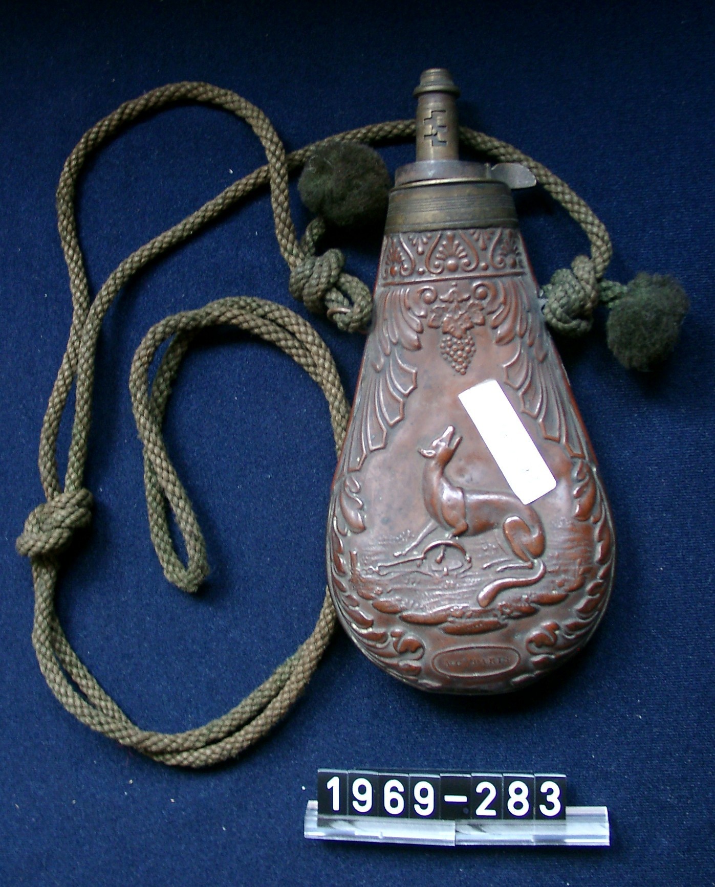 Pulverflasche aus Kupfer; 20. Jh. (Stadtmuseum Bad Dürkheim, Museumsgesellschaft Bad Dürkheim e.V. CC BY-NC-SA)