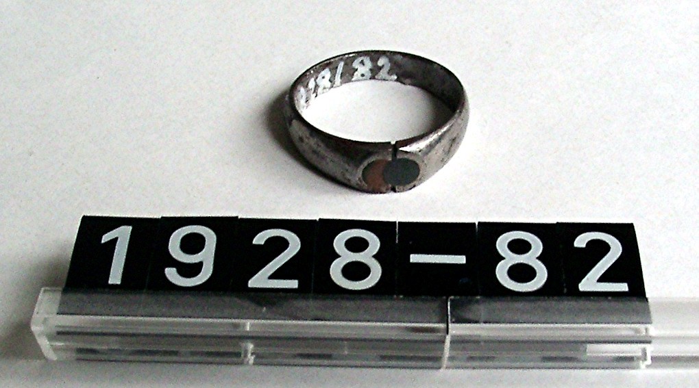 Ring; Gichtring; Fingerring; 19. Jh. (Stadtmuseum Bad Dürkheim, Museumsgesellschaft Bad Dürkheim e.V. CC BY-NC-SA)