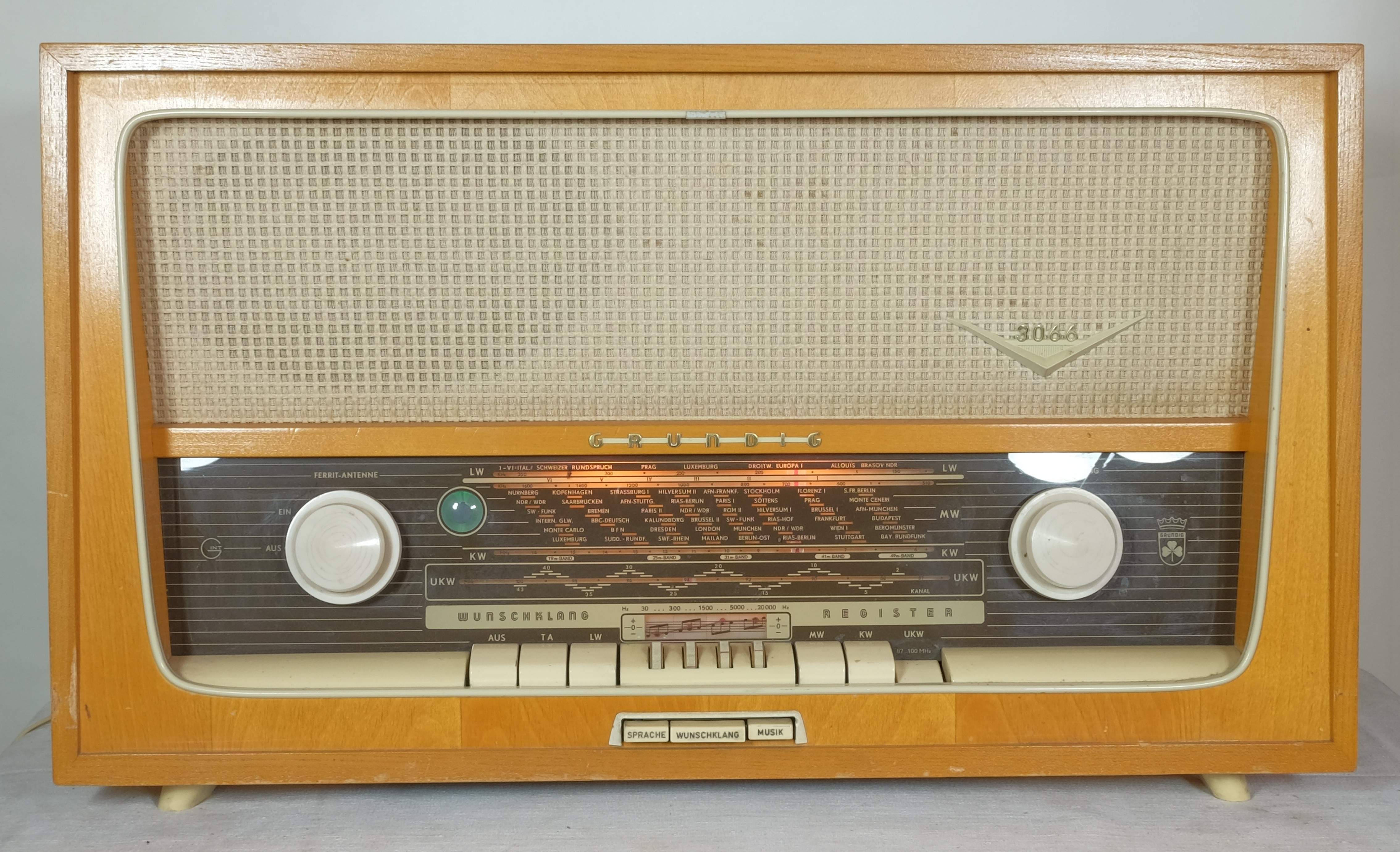 Röhrenradio Grundig 3066 (Volkskunde- und Freilichtmuseum Roscheider Hof CC0)
