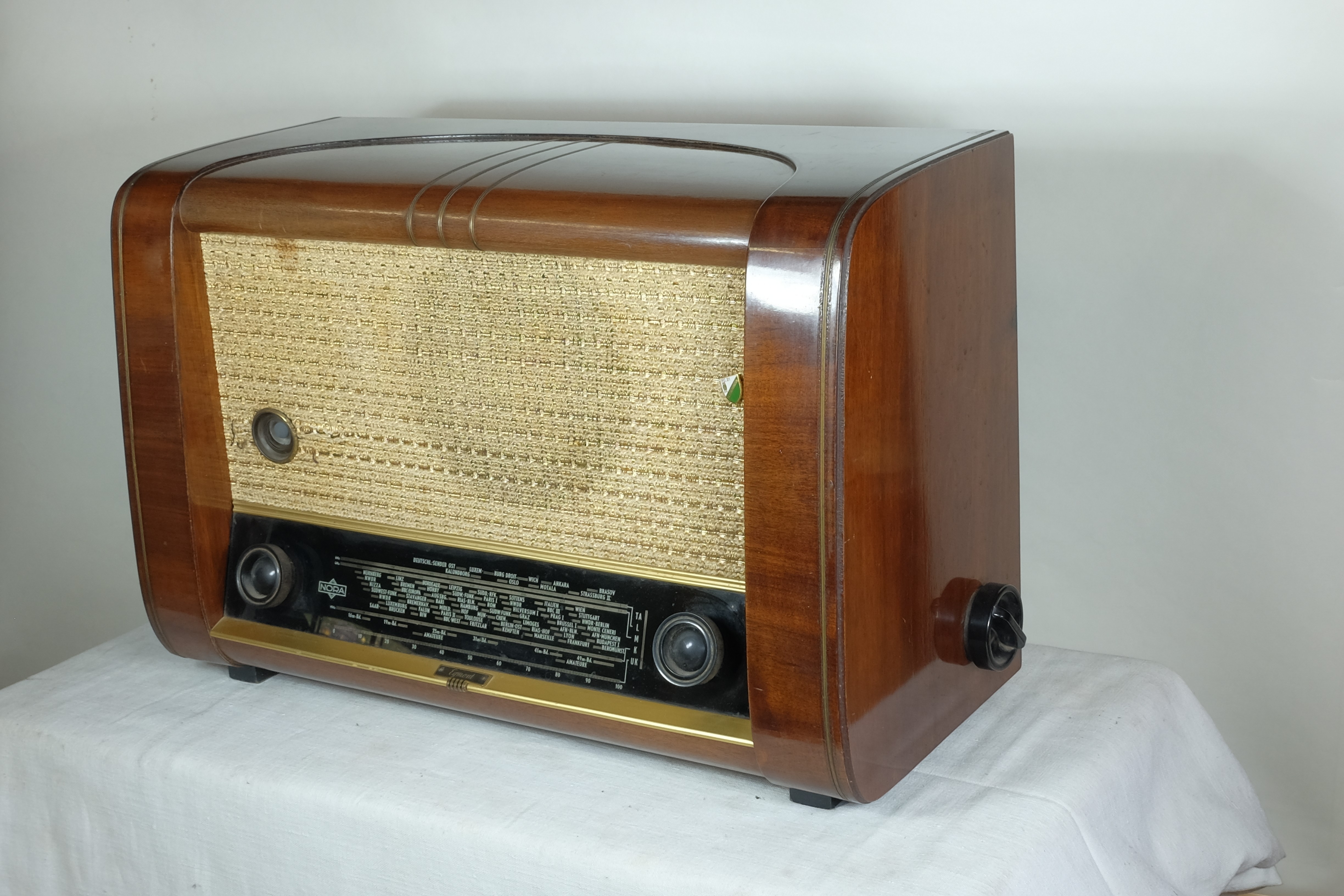 Röhrenradio Nora Egmont W855 (Volkskunde- und Freilichtmuseum Roscheider Hof CC0)