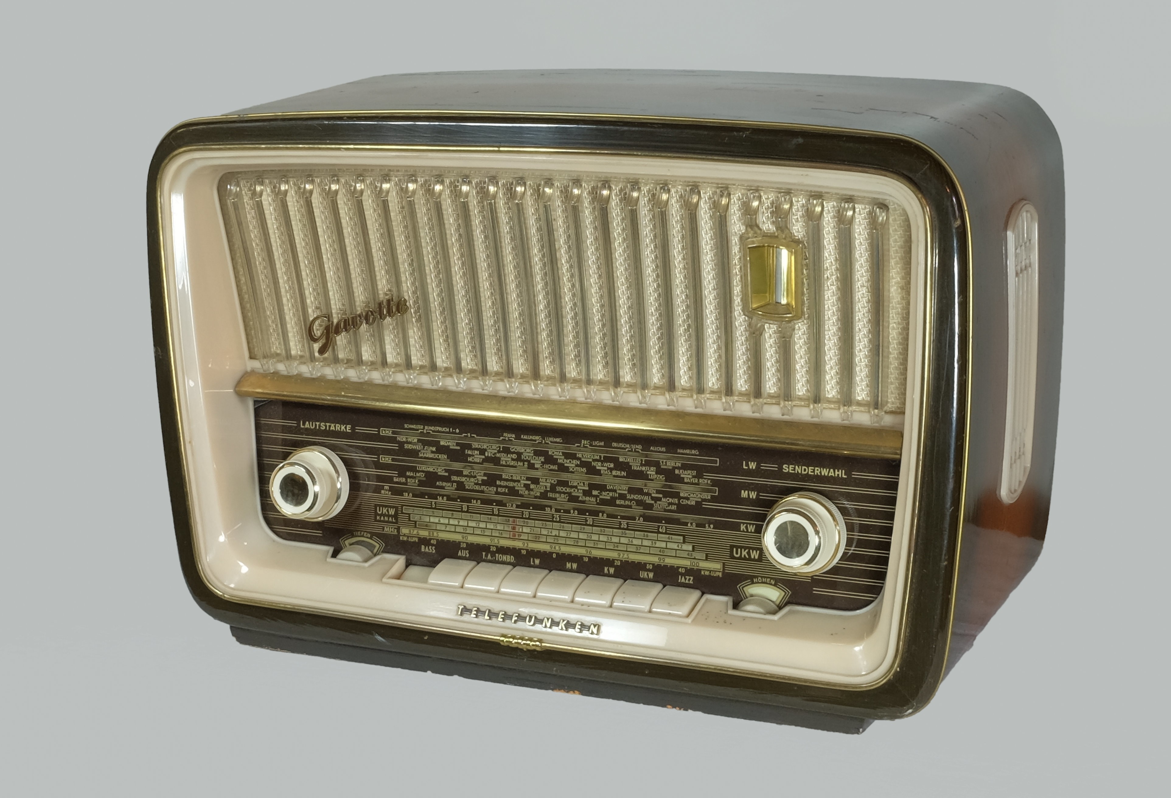 Röhrenradio Telefunken Gavotte 1153 (Volkskunde- und Freilichtmuseum Roscheider Hof CC0)