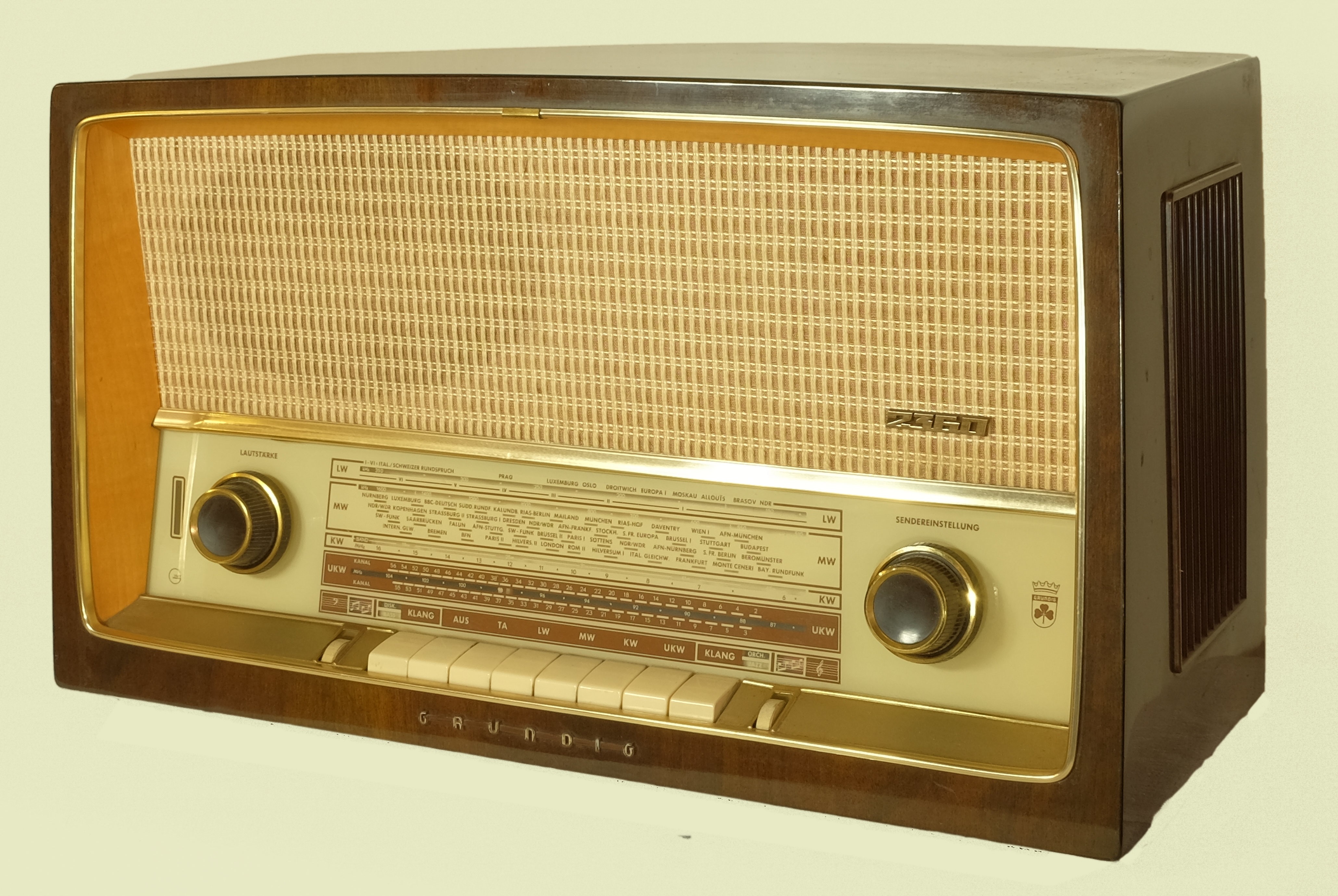 Röhrenradio	Grundig	2360 (Volkskunde- und Freilichtmuseum Roscheider Hof CC0)