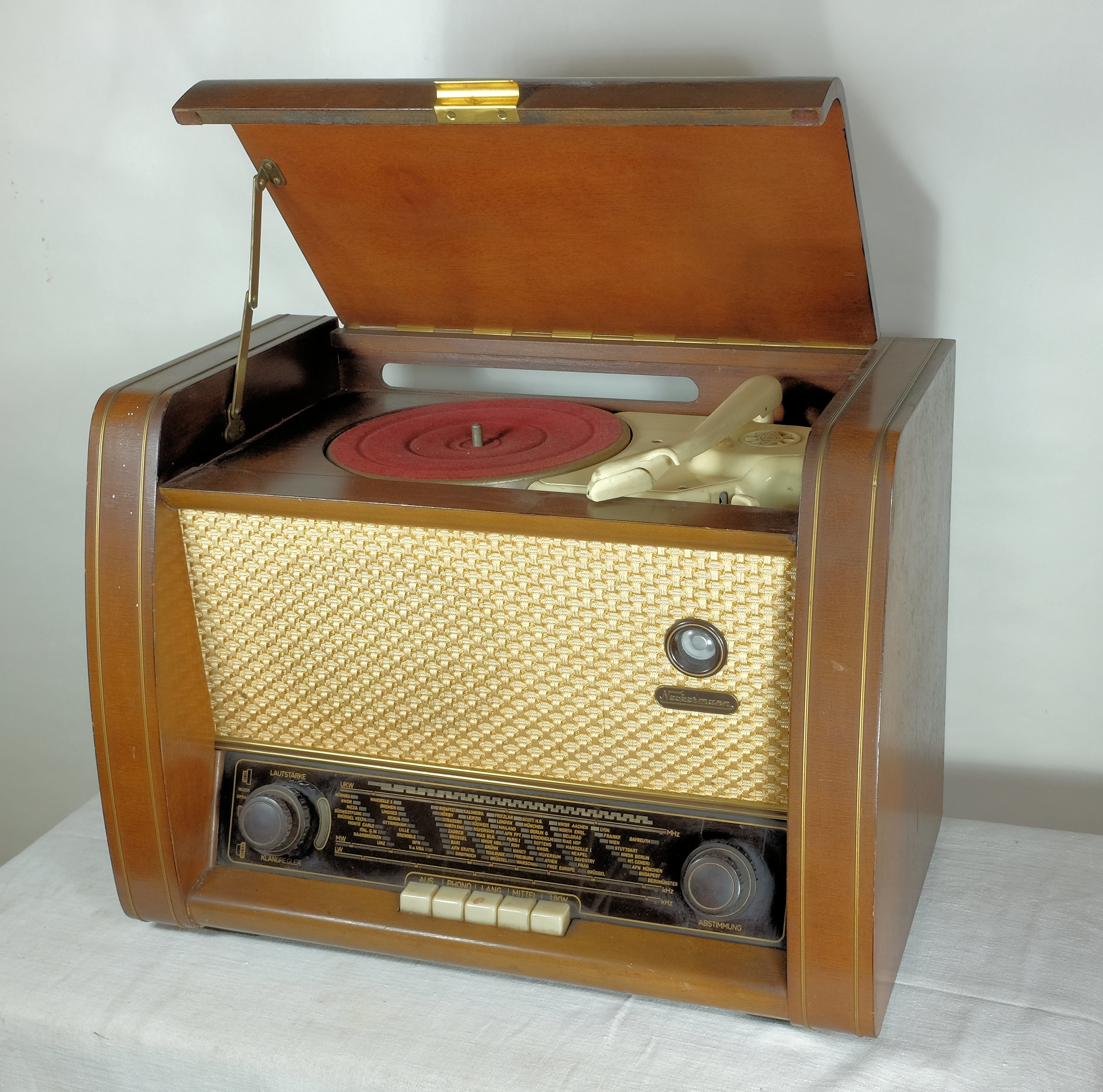 Röhrenradio	Neckermann	WPR 9644 W - mit eingebautem Plattenspieler (Volkskunde- und Freilichtmuseum Roscheider Hof CC0)