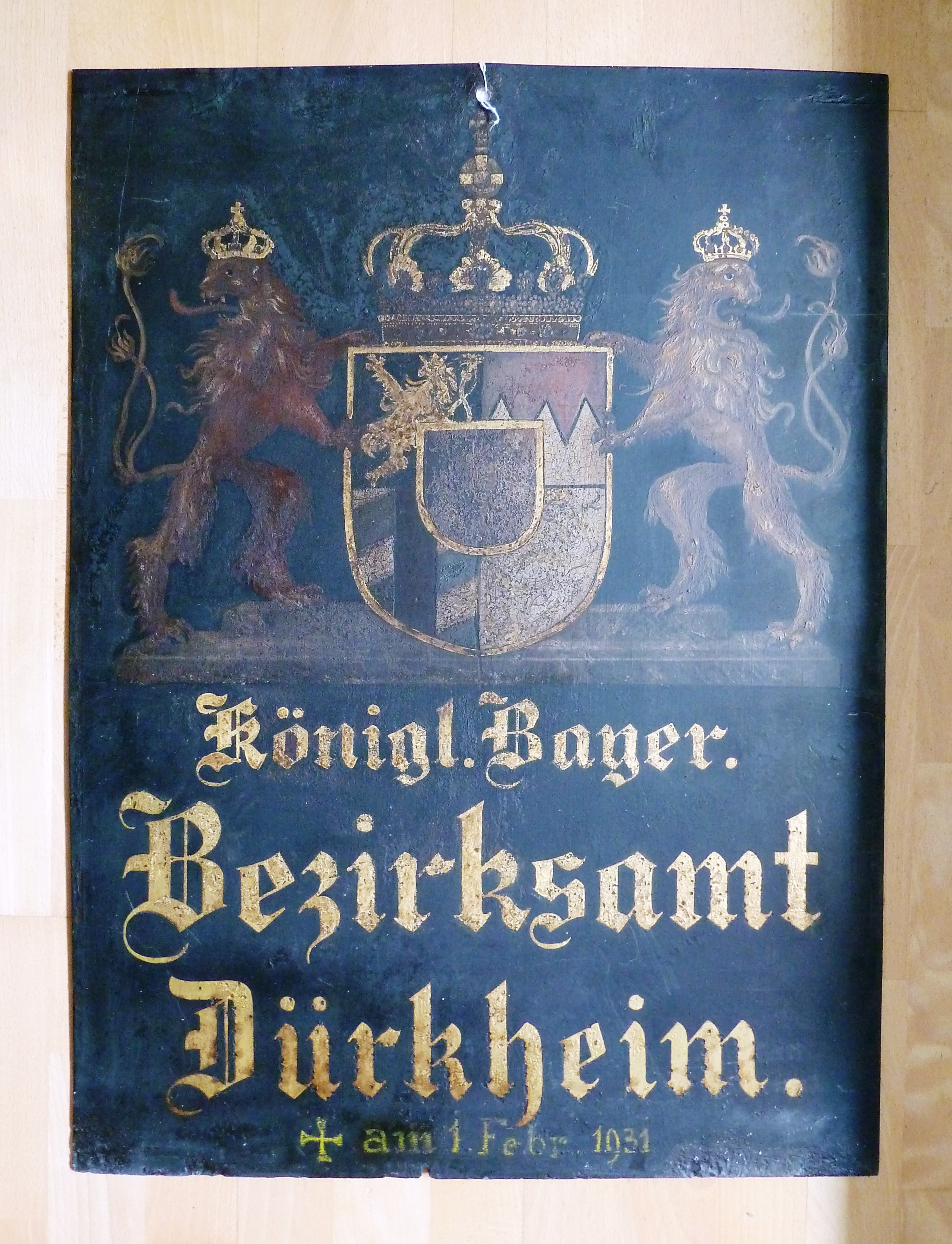 Schild mit Wappen und Schrift: "Königl. Bayer. Bezirksamt Dürkheim"; um 1900 (Stadtmuseum Bad Dürkheim, Museumsgesellschaft Bad Dürkheim e.V. CC BY-NC-SA)