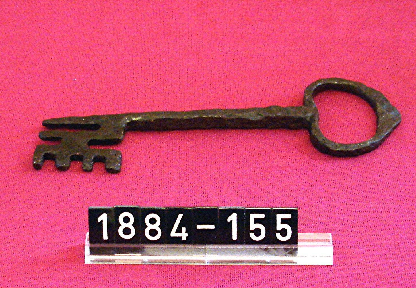 Schlüssel aus Schmiedeeisen; Fundort: Wachenheim, Wachtenburg; Spätmittelalter (Stadtmuseum Bad Dürkheim, Museumsgesellschaft Bad Dürkheim e.V. CC BY-NC-SA)