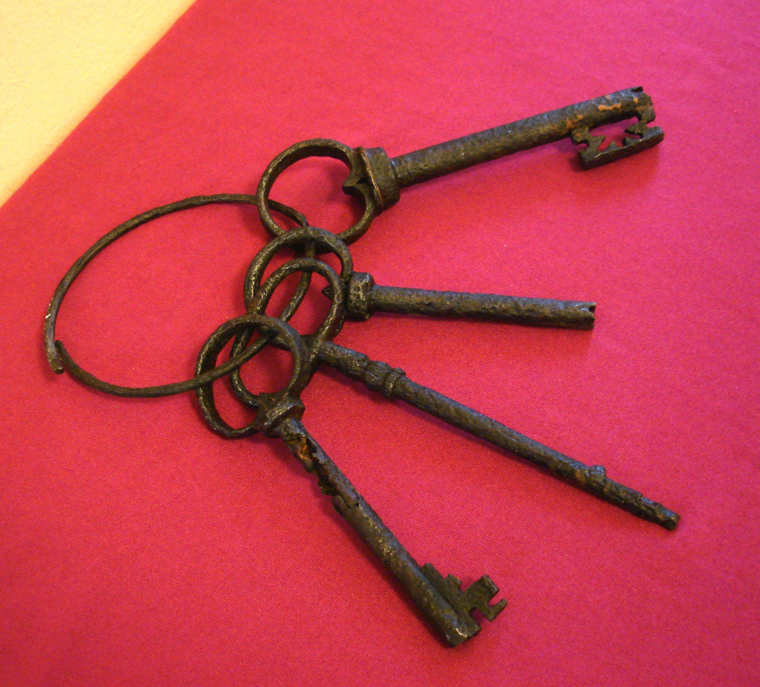 Schlüsselbund mit 4 Schlüsseln aus Eisen; Ruine Kloster Limburg; Mittelalter (Stadtmuseum Bad Dürkheim, Museumsgesellschaft Bad Dürkheim e.V. CC BY-NC-SA)