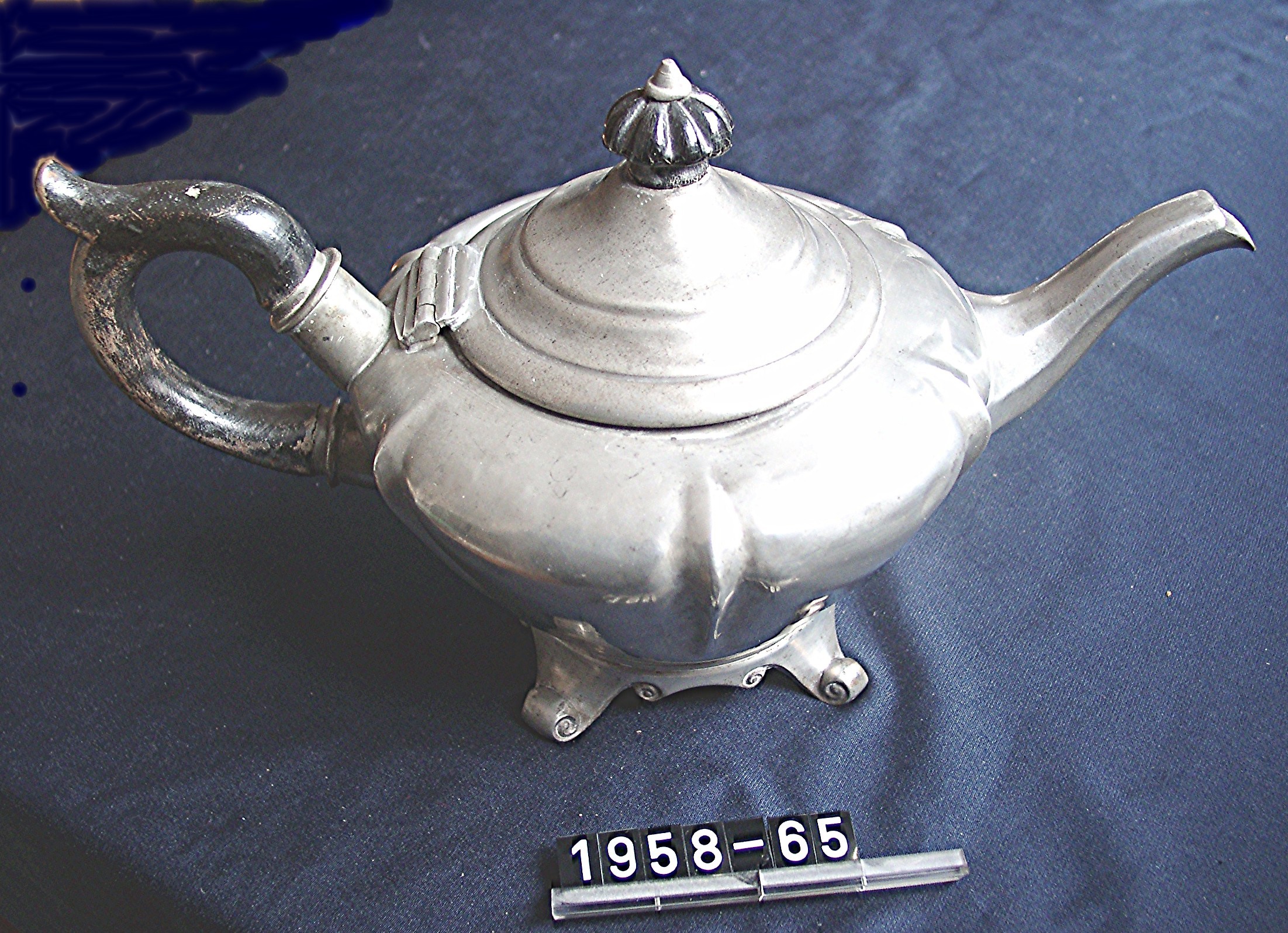 Teekanne aus Metall; 19. Jh. (Stadtmuseum Bad Dürkheim, Museumsgesellschaft Bad Dürkheim e.V. CC BY-NC-SA)