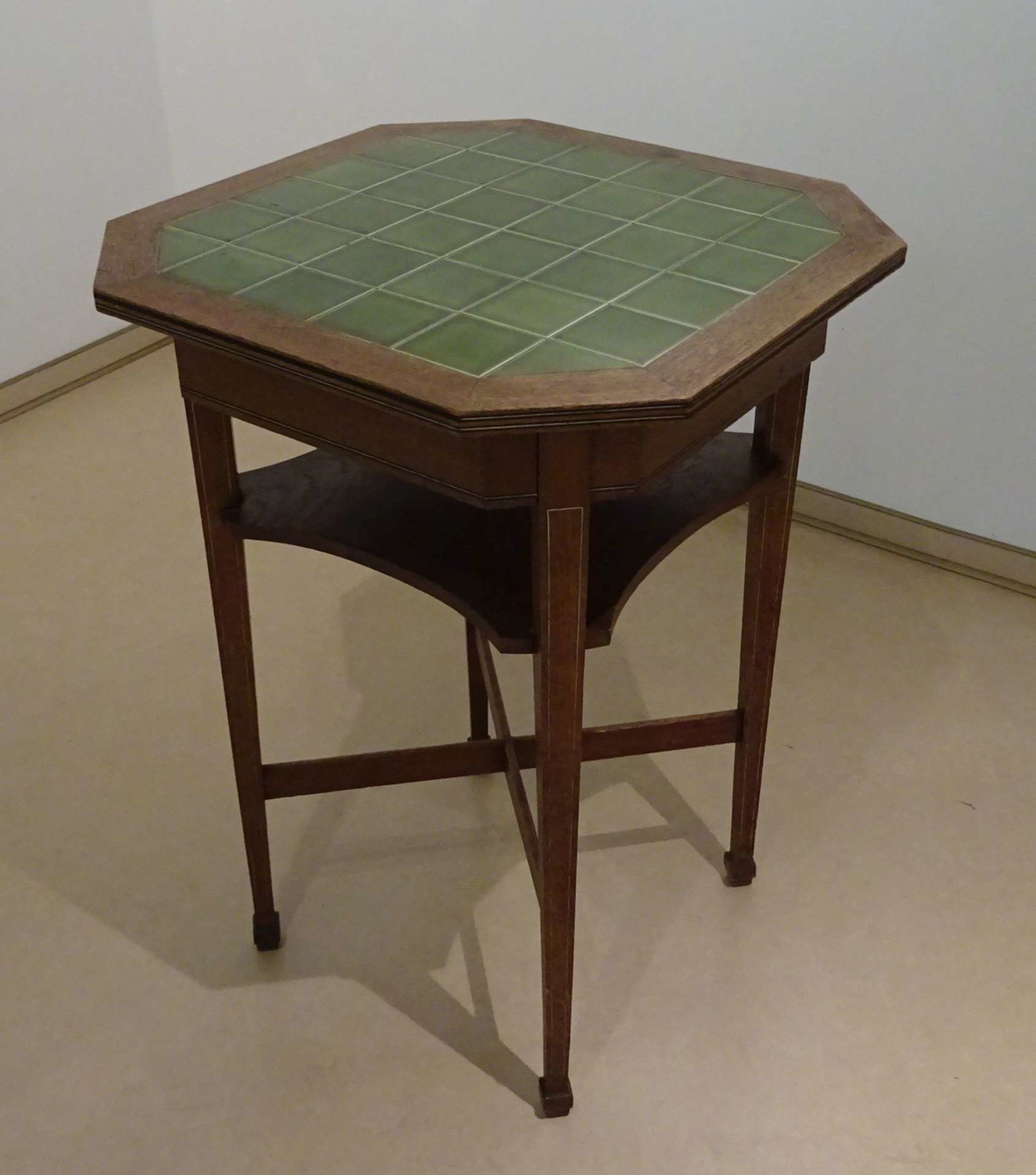 Teetisch mit Kacheleinlage aus der Mainzer Möbelfabrik Anton Bembé (Stadthistorisches Museum Mainz CC BY-NC-SA)