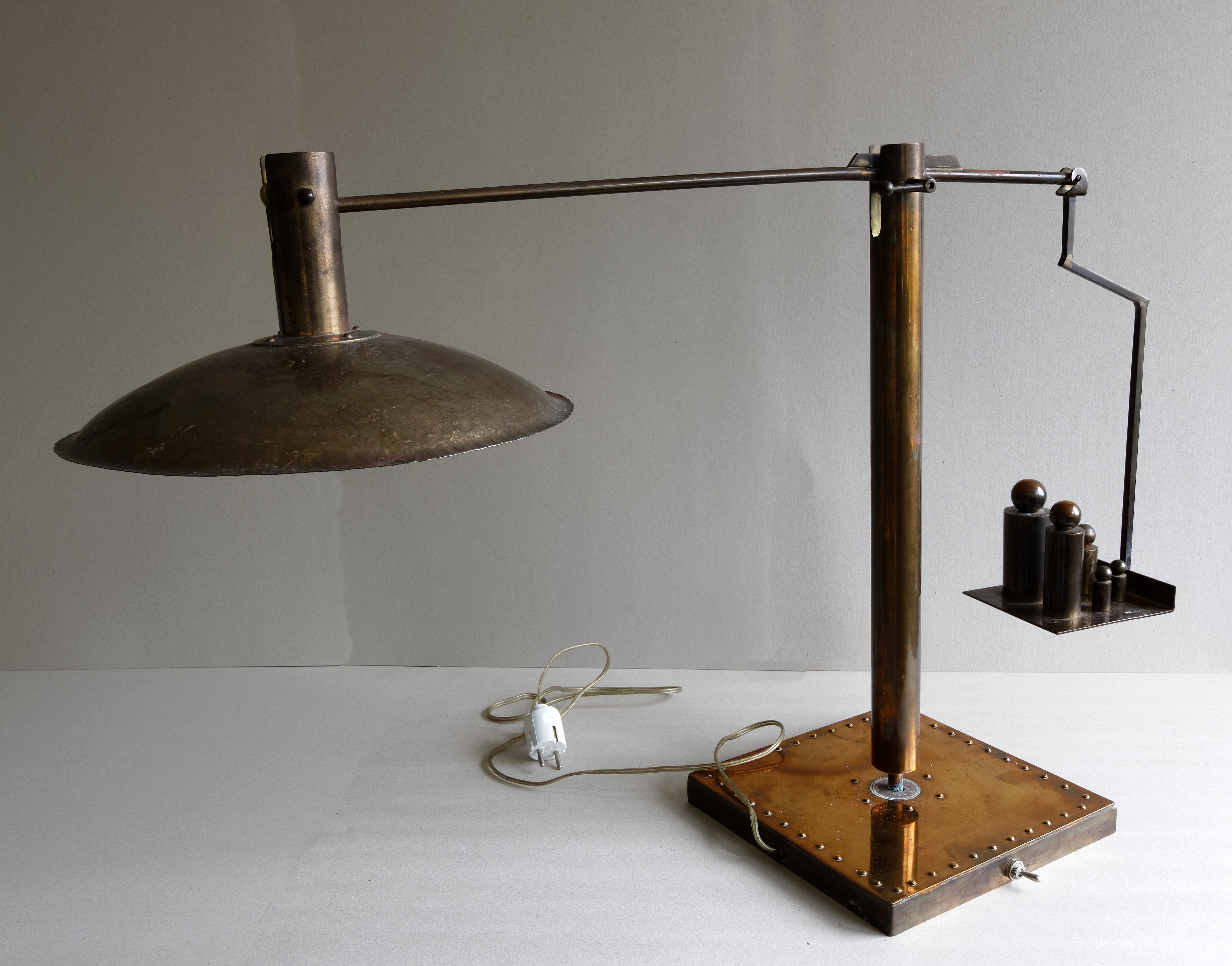 Tischlampe mit Gewichten verstellbar (Kulturverein Guntersblum CC BY-NC-SA)