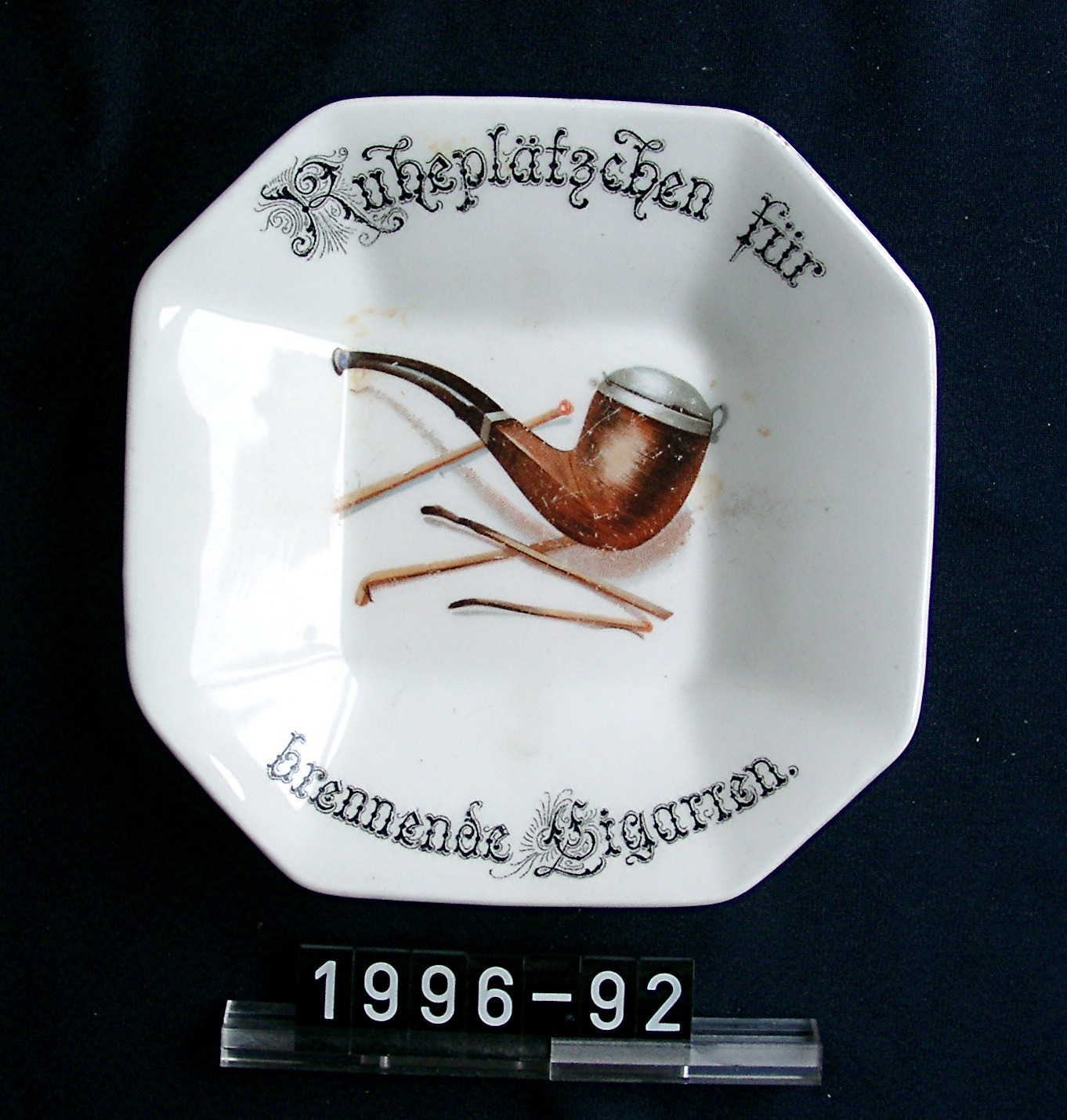 Aschenbecher; Porzellan-Aschenbecher (Stadtmuseum Bad Dürkheim, Museumsgesellschaft Bad Dürkheim e.V. CC BY-NC-SA)