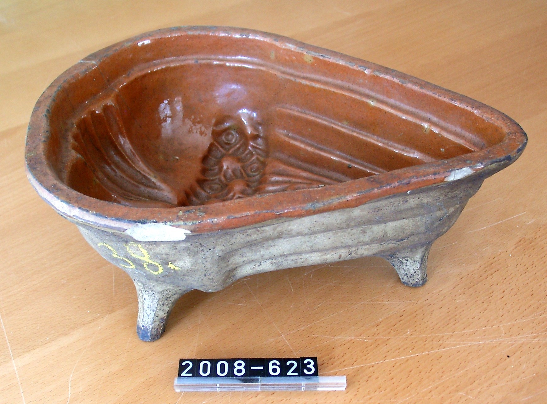 Backform aus Ton; Form eines Molches; Irdenware; 19. Jh. (Stadtmuseum Bad Dürkheim, Museumsgesellschaft Bad Dürkheim e.V. CC BY-NC-SA)