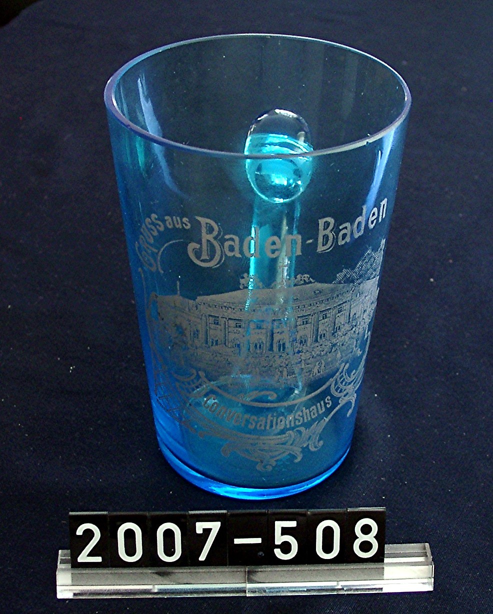Becher; Glas mit Henkel; Reiseandenken (Stadtmuseum Bad Dürkheim, Museumsgesellschaft Bad Dürkheim e.V. CC BY-NC-SA)