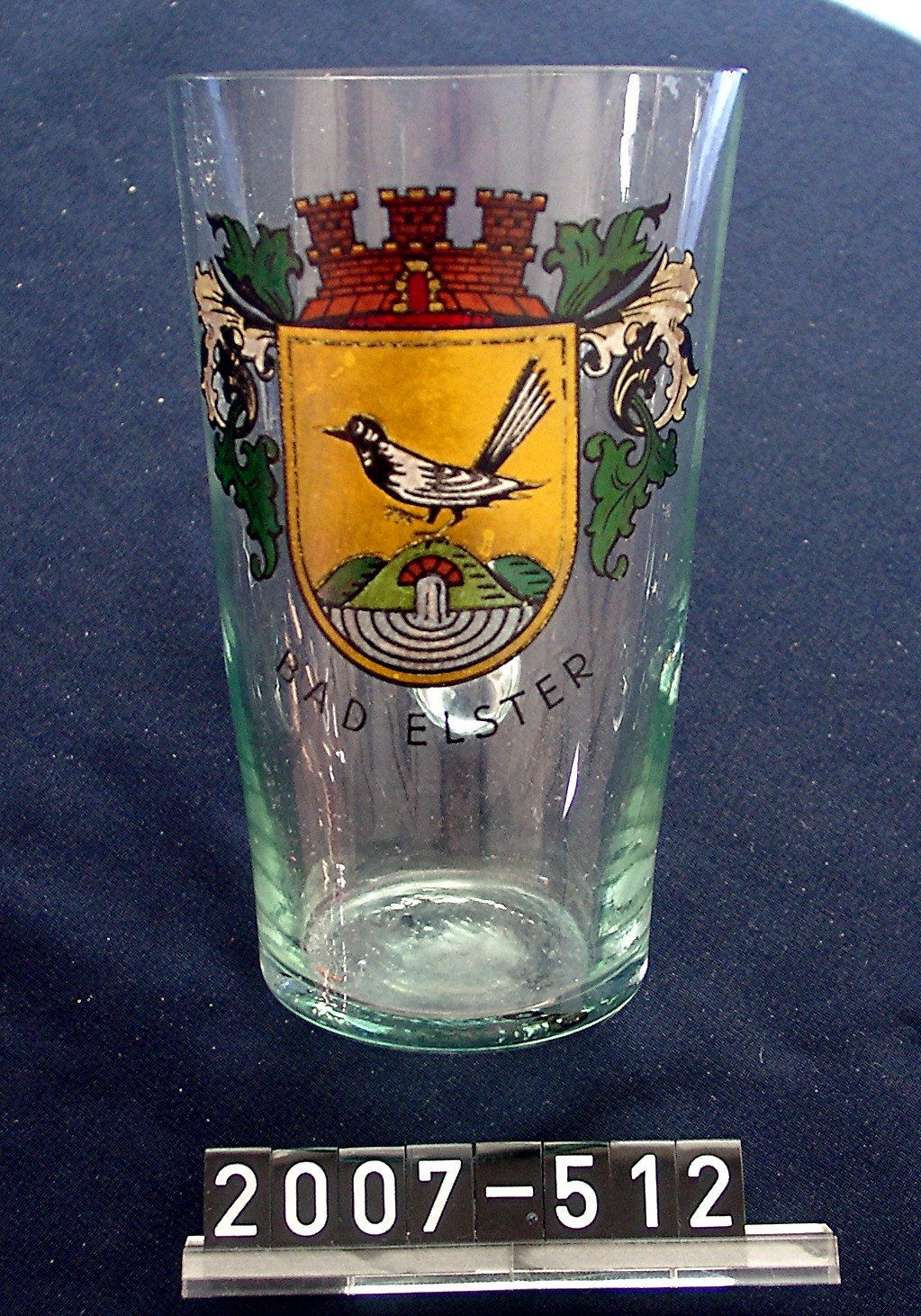 Becher; Glas mit Henkel; Reiseandenken (Stadtmuseum Bad Dürkheim, Museumsgesellschaft Bad Dürkheim e.V. CC BY-NC-SA)