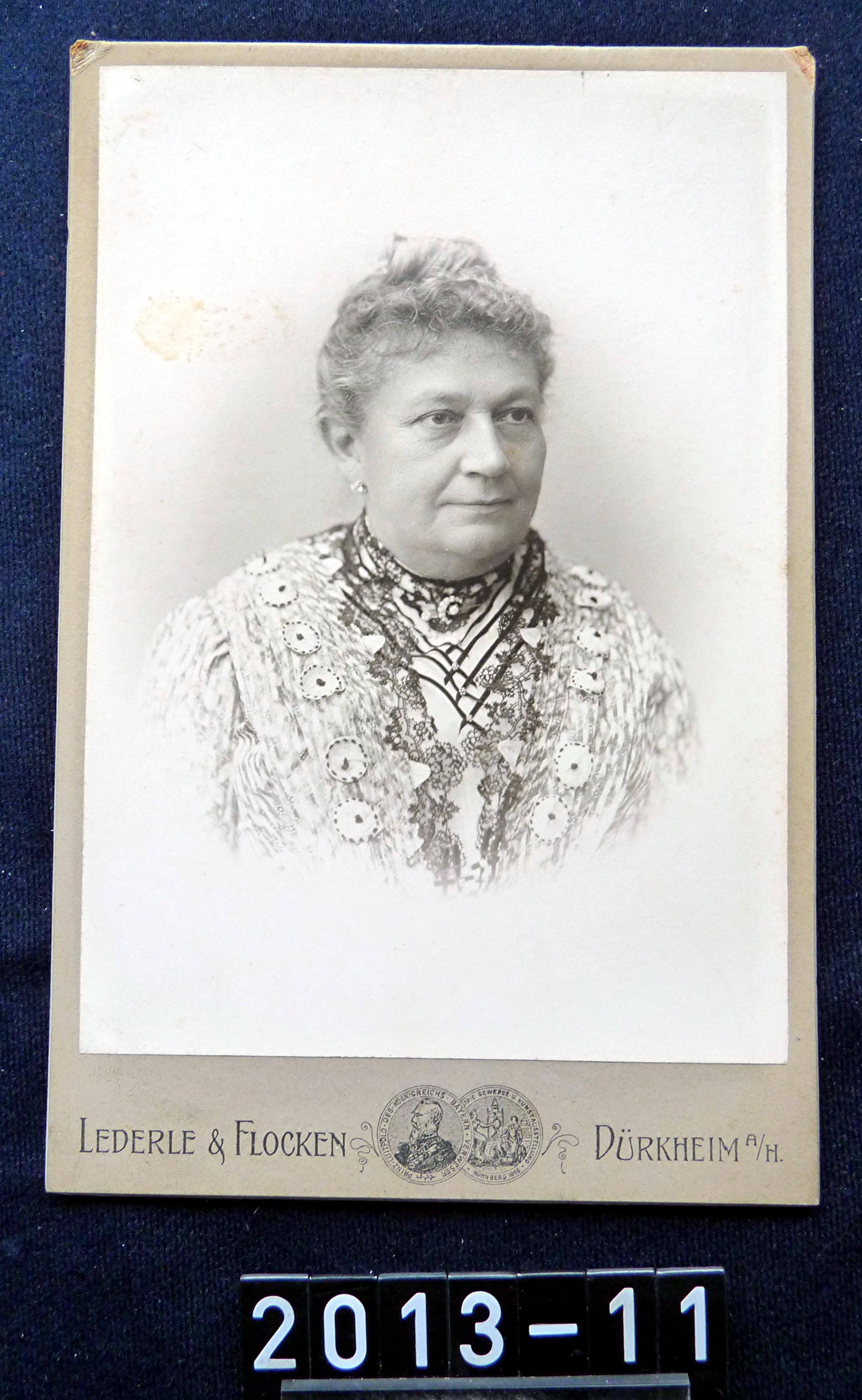 Bild, Foto: "unbekannte Frau"; Bad Dürkheim, um 1900 (Stadtmuseum Bad Dürkheim, Museumsgesellschaft Bad Dürkheim e.V. CC BY-NC-SA)