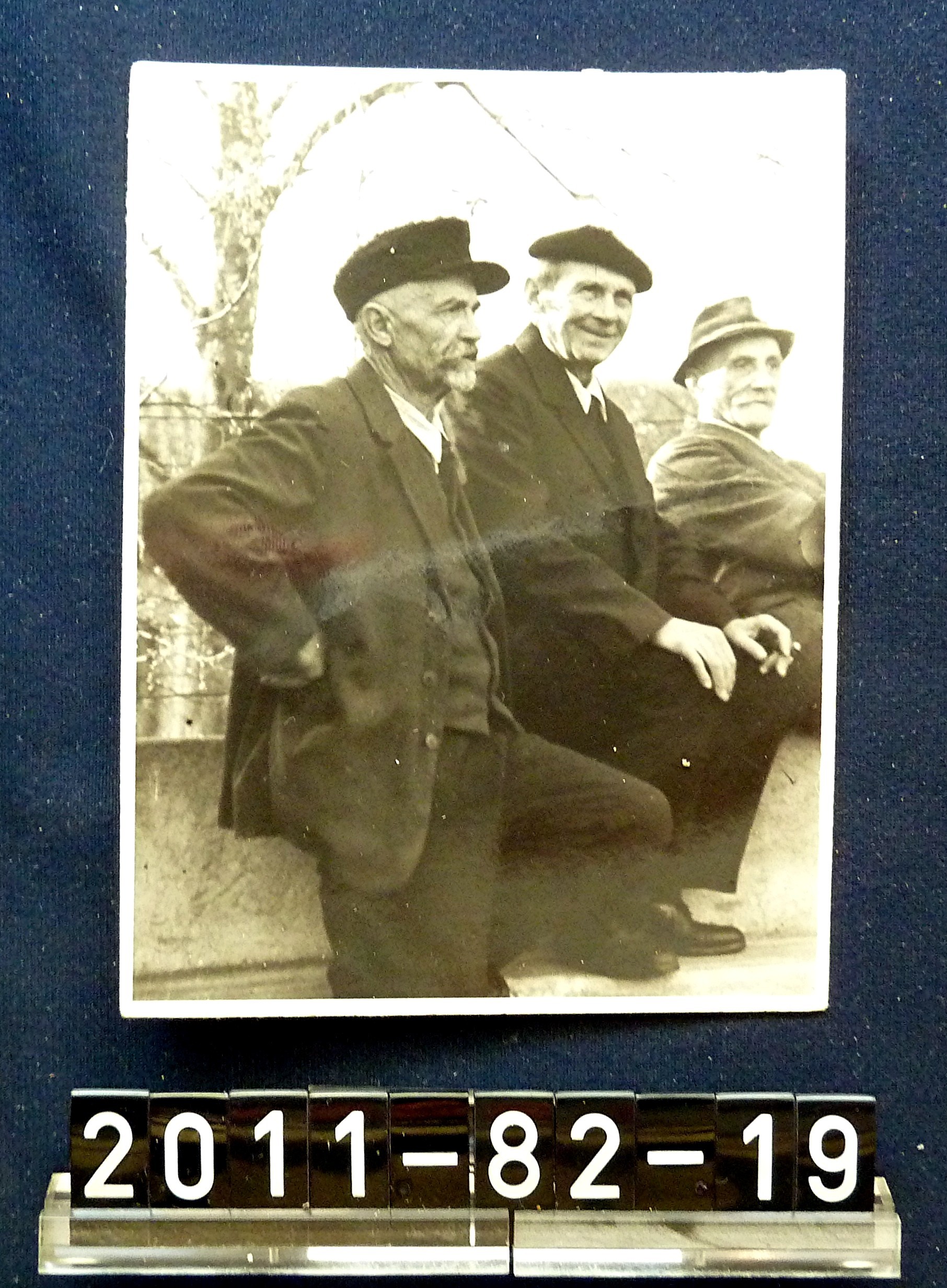 Bild; S-W-Fotografie: die 3 Brüder Jean, Karl und Phillip Räder; 1948 (Stadtmuseum Bad Dürkheim, Museumsgesellschaft Bad Dürkheim e.V. CC BY-NC-SA)