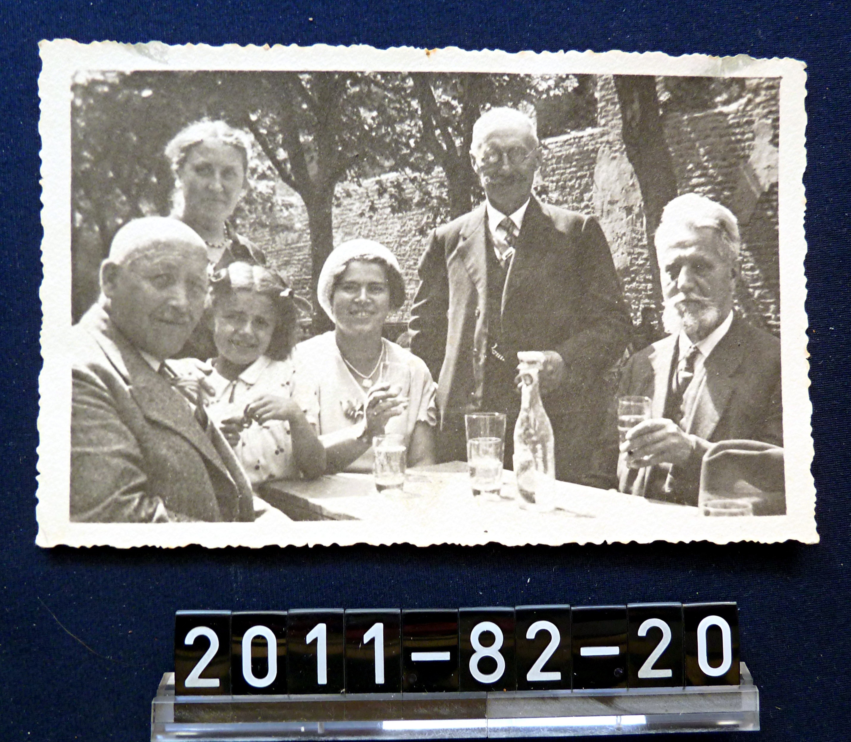 Bild; S-W-Fotografie: Familie Räder; um 1945 (Stadtmuseum Bad Dürkheim, Museumsgesellschaft Bad Dürkheim e.V. CC BY-NC-SA)