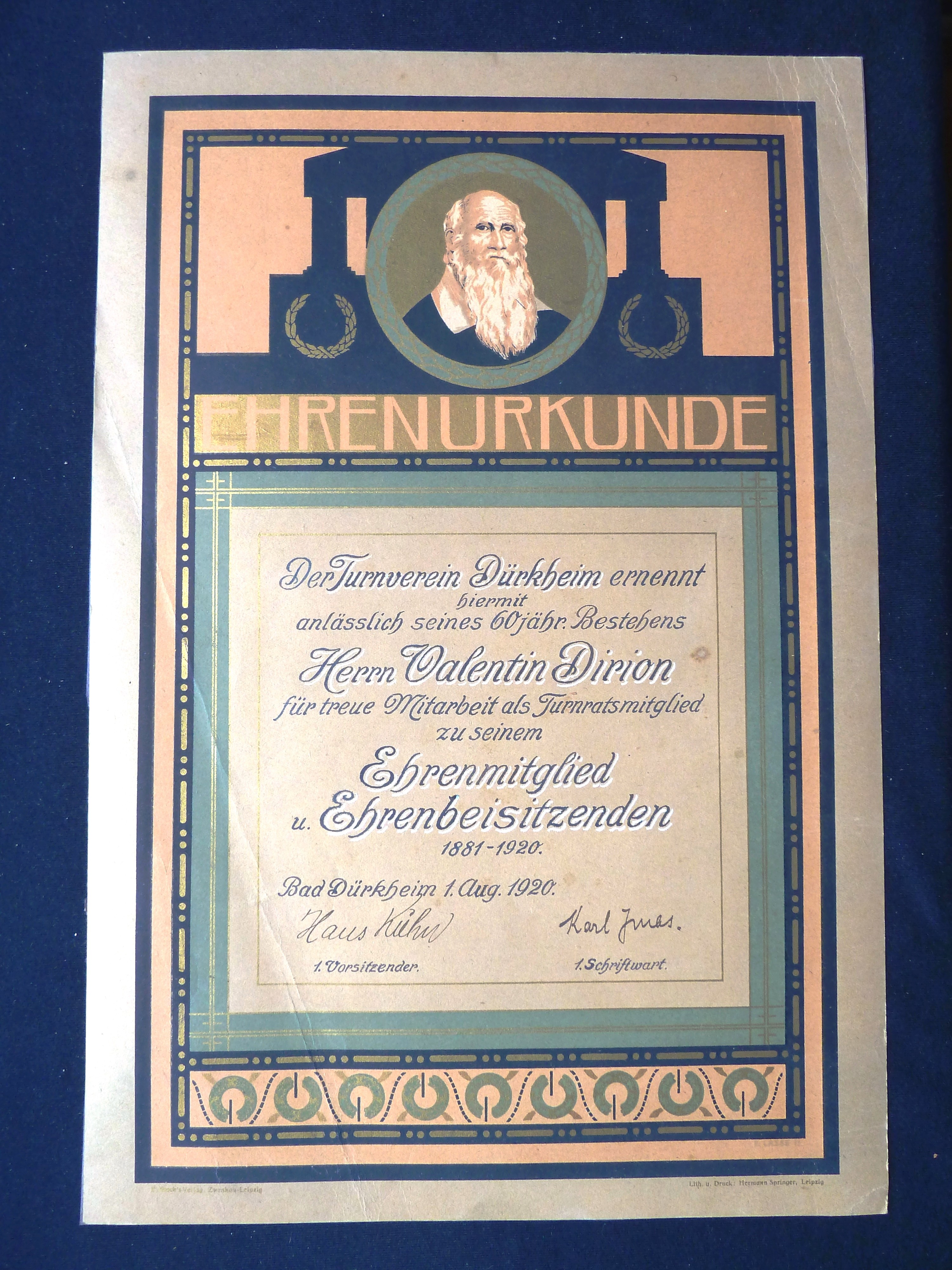 Bild; Zeichnung: Ehrenurkunde des Turnvereins Dürkheim für Herrn Valentin Dirion als Ehrenmitglied; Bad Dürkheim, 1.8.1920 (Stadtmuseum Bad Dürkheim, Museumsgesellschaft Bad Dürkheim e.V. CC BY-NC-SA)