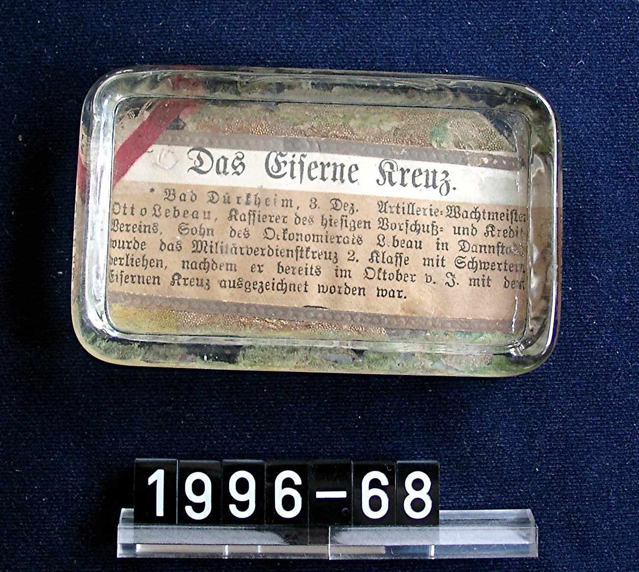 Briefbeschwerer mit Zeitungsabschnitt: "Das Eiserne Kreuz…"; um 1914 (Stadtmuseum Bad Dürkheim, Museumsgesellschaft Bad Dürkheim e.V. CC BY-NC-SA)