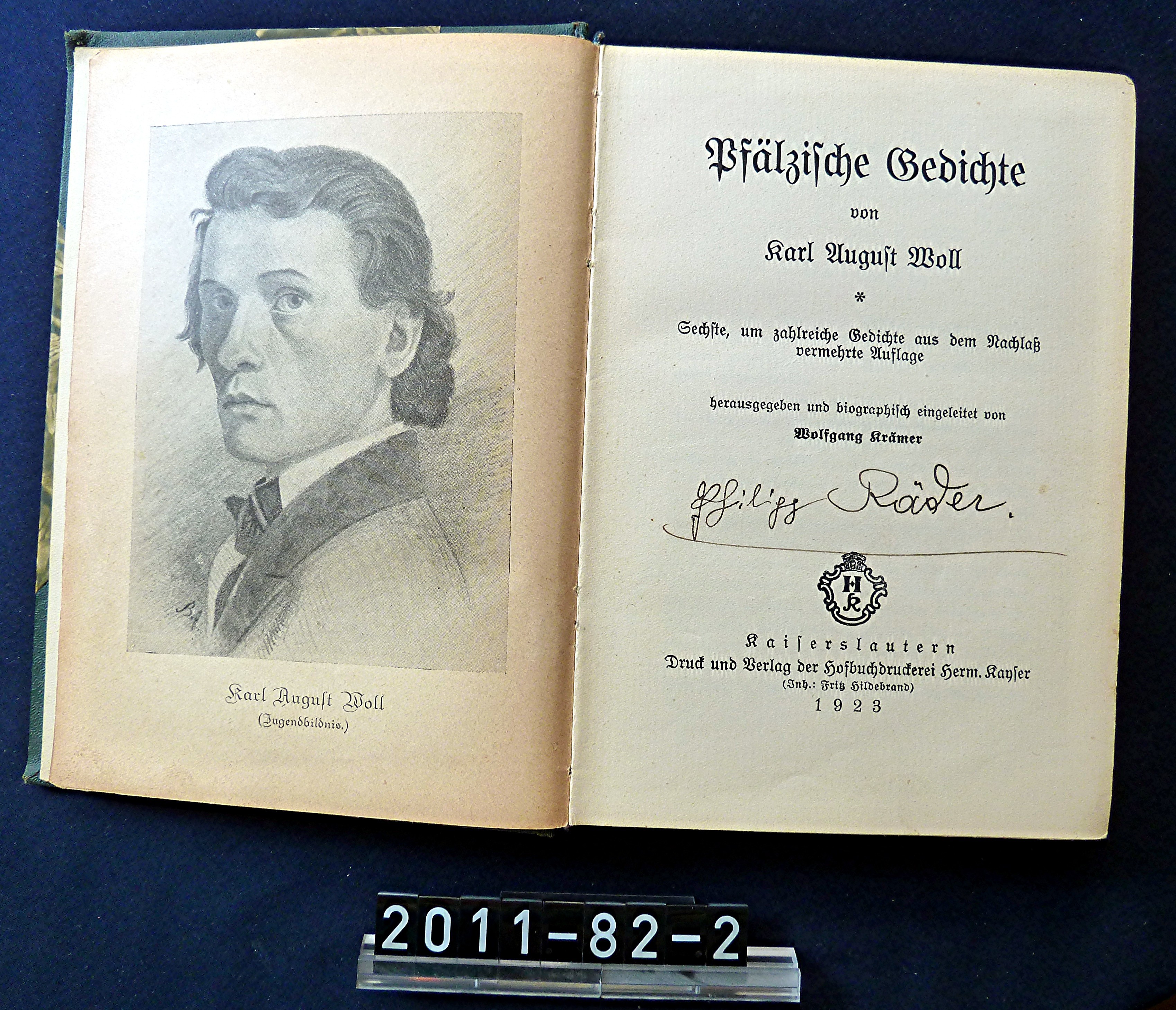 Buch; "Karl August Woll, Pfälzische Gedichte"; 1923; mit Widmung Philipp Räder (Stadtmuseum Bad Dürkheim, Museumsgesellschaft Bad Dürkheim e.V. CC BY-NC-SA)