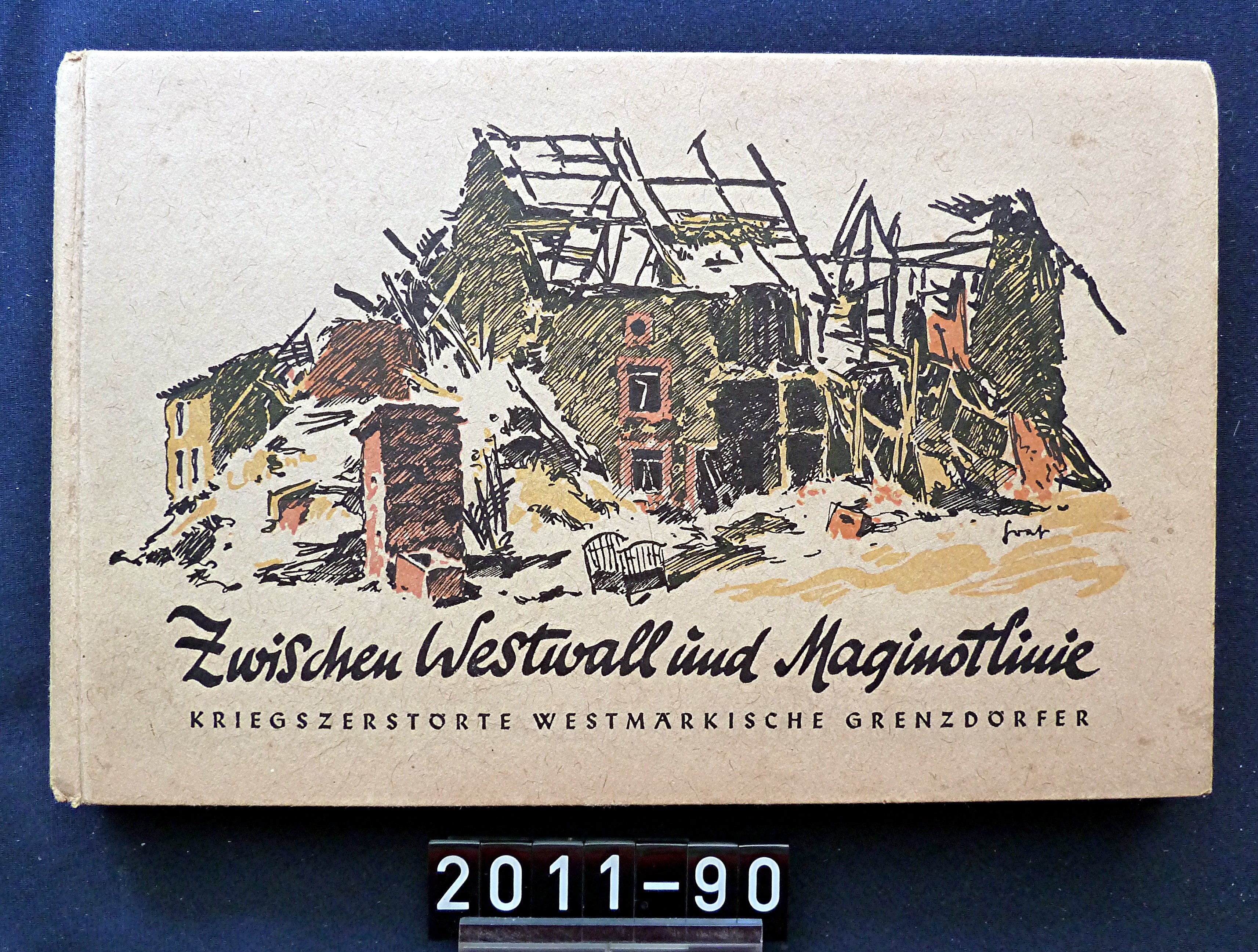 Buch; "Zwischen Westwall und Maginotlinie"; Bilder und Beschreibungen von kriegszerstörten Grenzdörfern; 1942 (Stadtmuseum Bad Dürkheim, Museumsgesellschaft Bad Dürkheim e.V. CC BY-NC-SA)