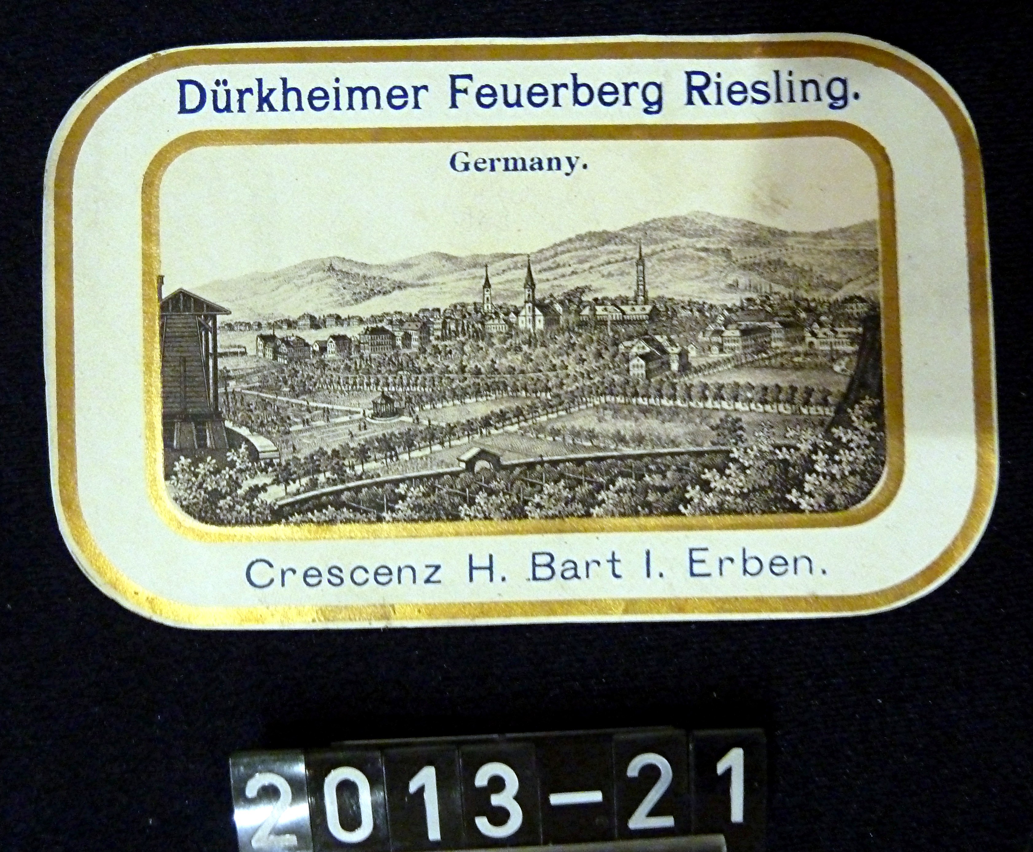 Etikett; Weinetikett: "Dürkheimer Feuerberg Riesling"; Weingut Crescenz Bart I.Erben; um 1900 (Stadtmuseum Bad Dürkheim, Museumsgesellschaft Bad Dürkheim e.V. CC BY-NC-SA)