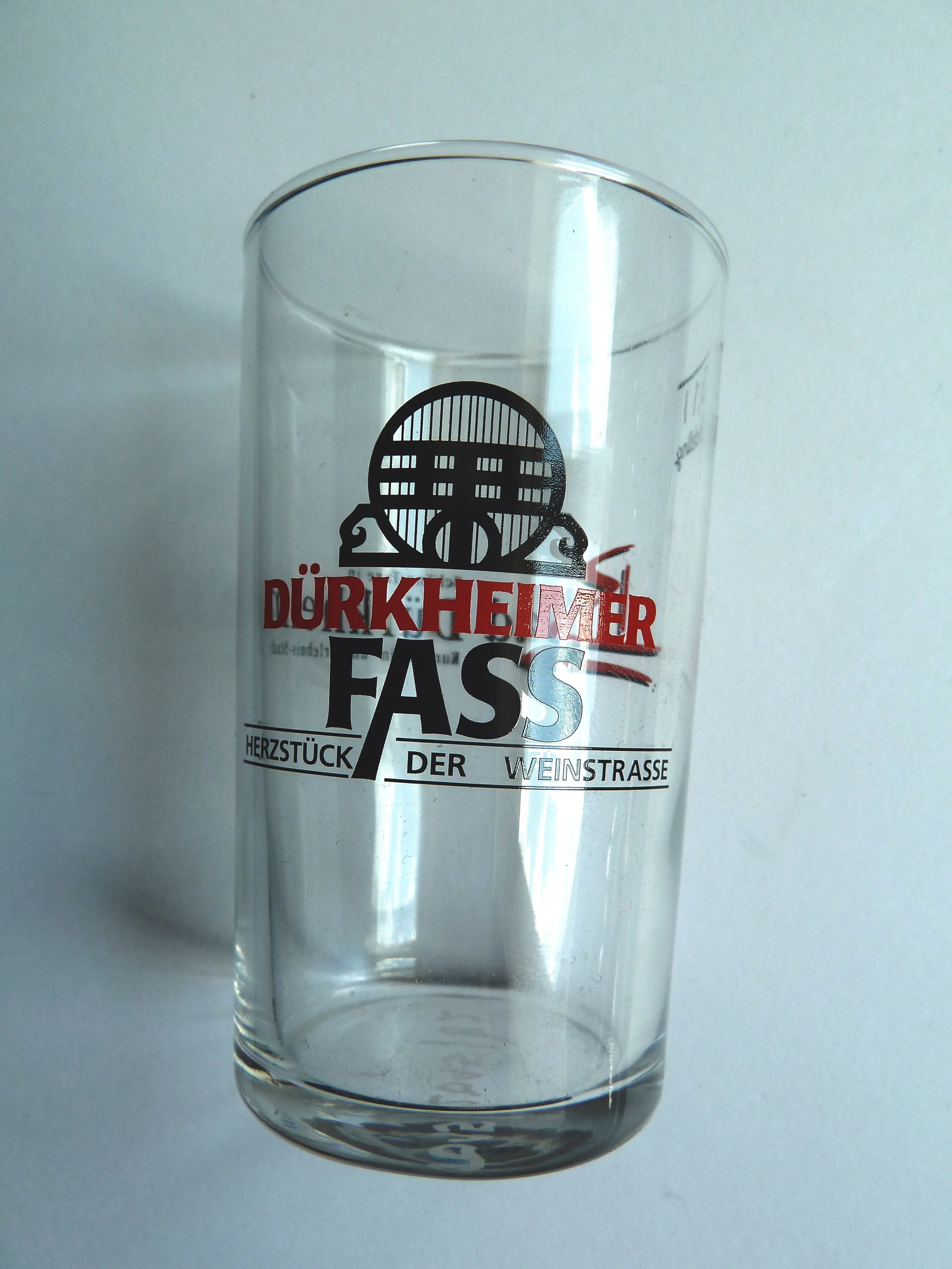farbloses Weinglas mit schwarz-rotem Bild vom Dürkheimer Fass; Bad Dürkheim; um 1980 (Stadtmuseum Bad Dürkheim, Museumsgesellschaft Bad Dürkheim e.V. CC BY-NC-SA)