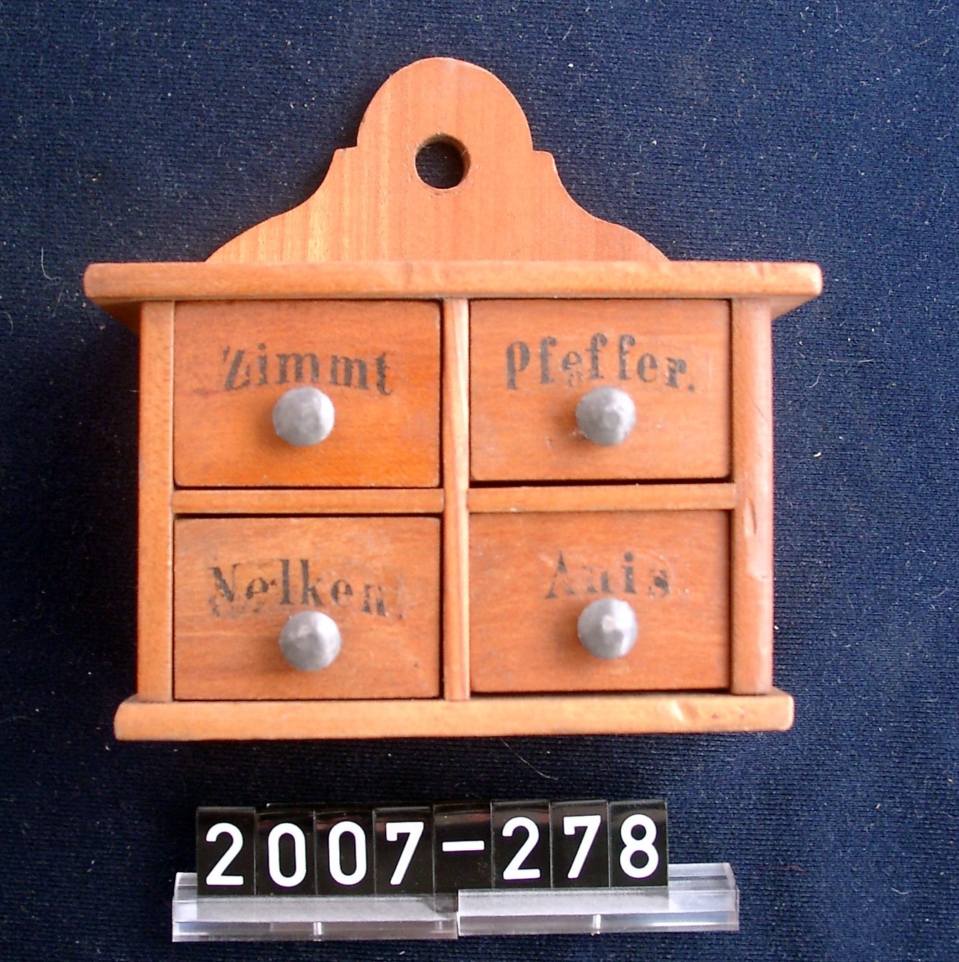 Gewürzschrank; Puppenspielzeug (Stadtmuseum Bad Dürkheim, Museumsgesellschaft Bad Dürkheim e.V. CC BY-NC-SA)
