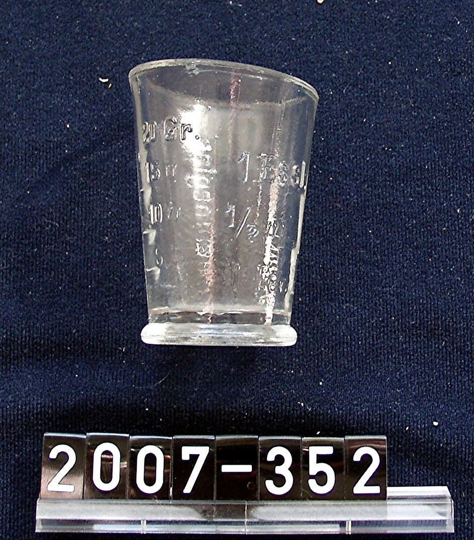 Glas; Einnehmeglas (Medizin) (Stadtmuseum Bad Dürkheim, Museumsgesellschaft Bad Dürkheim e.V. CC BY-NC-SA)