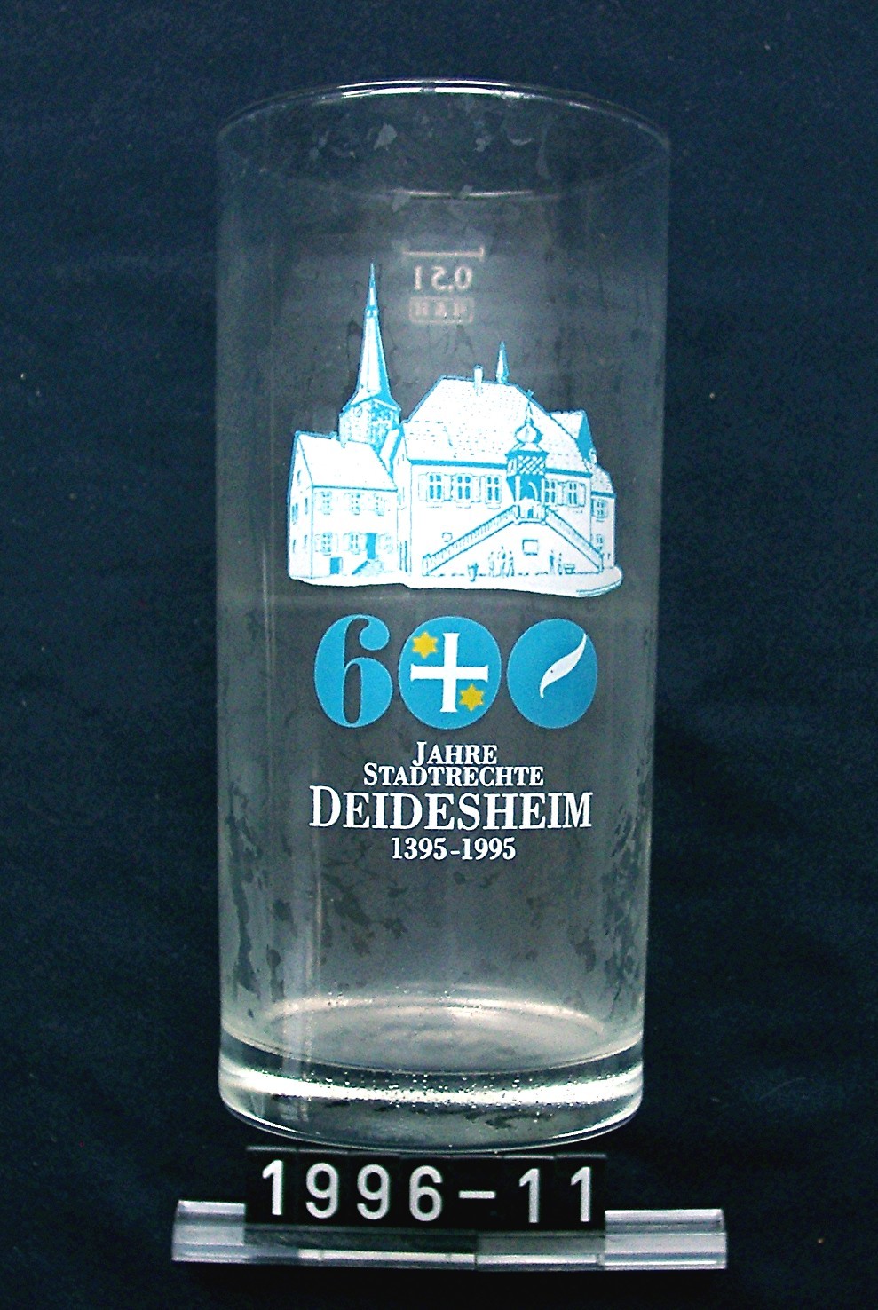 Glas; Schoppenglas; Jubiläumsglas: Deidesheim; 1995 (Stadtmuseum Bad Dürkheim, Museumsgesellschaft Bad Dürkheim e.V. CC BY-NC-SA)
