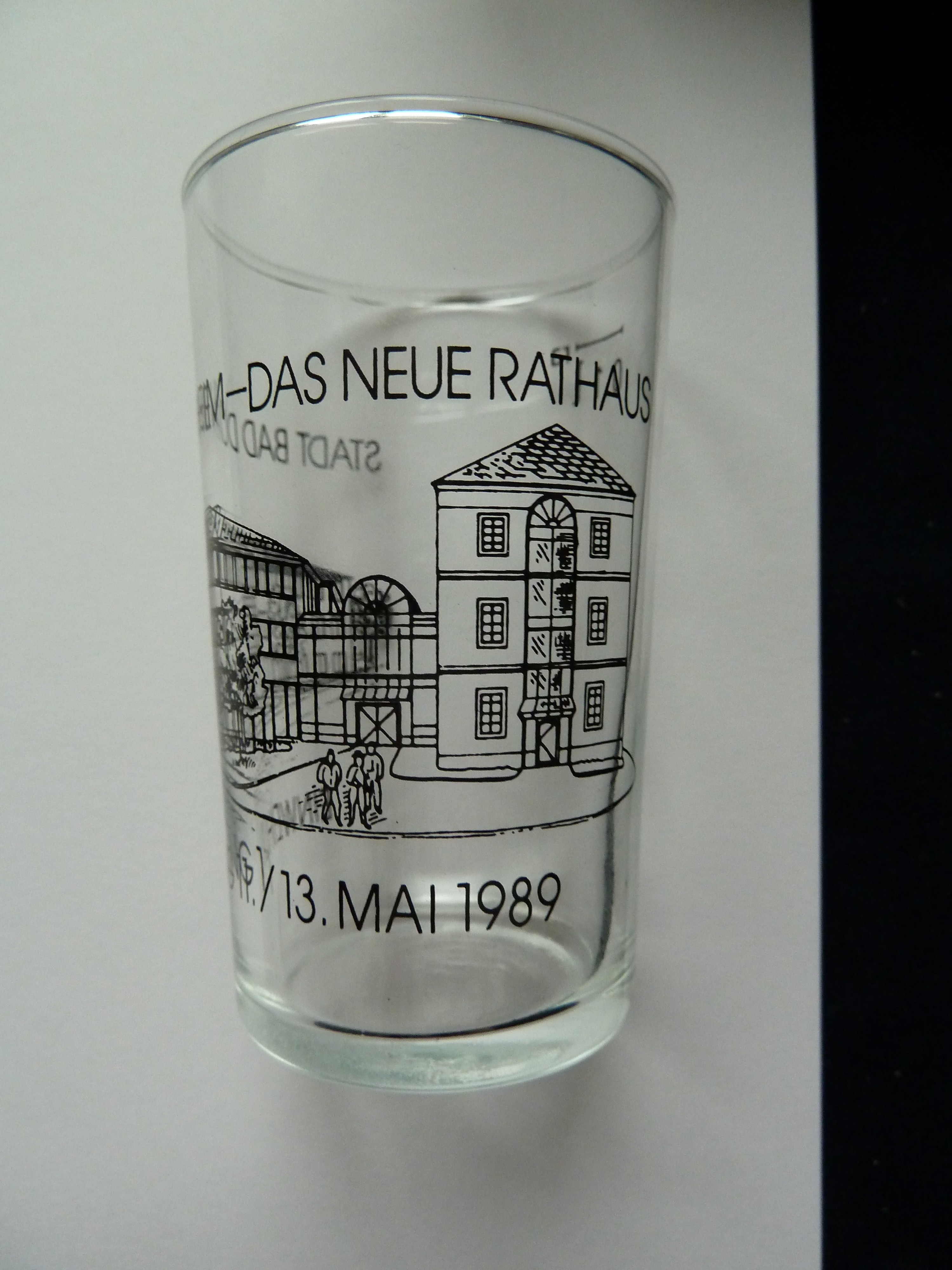 Glas; Trinkglas; Weinprobierglas; "Einweihung11./13 Mai 1989 Bad Dürkheim Das Neue Rathaus"; 1989 (Stadtmuseum Bad Dürkheim, Museumsgesellschaft Bad Dürkheim e.V. CC BY-NC-SA)