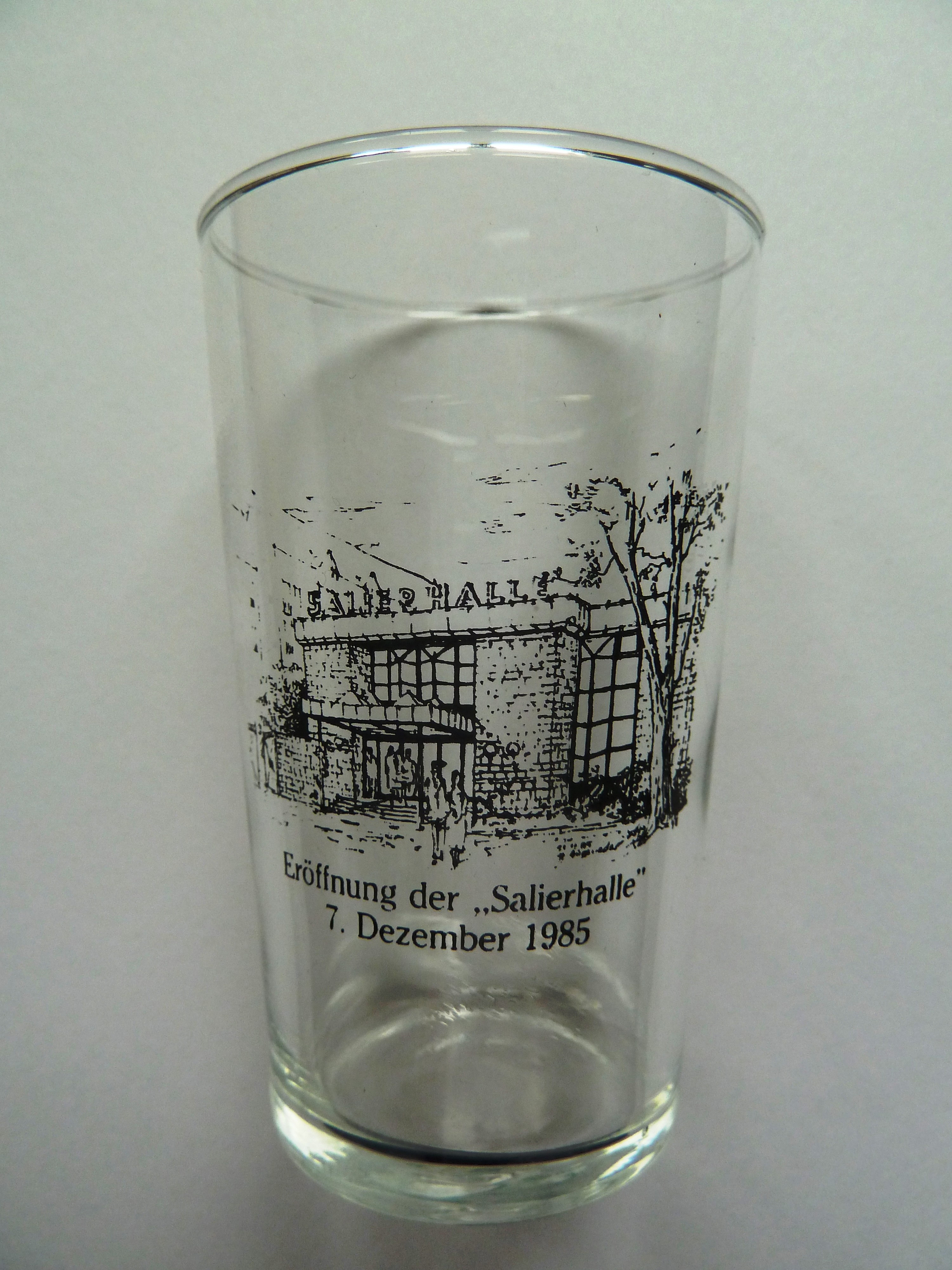 Glas; Trinkglas; Weinprobierglas; "Eröffnung der Salierhalle 7. Dezember 1985"; 1985 (Stadtmuseum Bad Dürkheim, Museumsgesellschaft Bad Dürkheim e.V. CC BY-NC-SA)