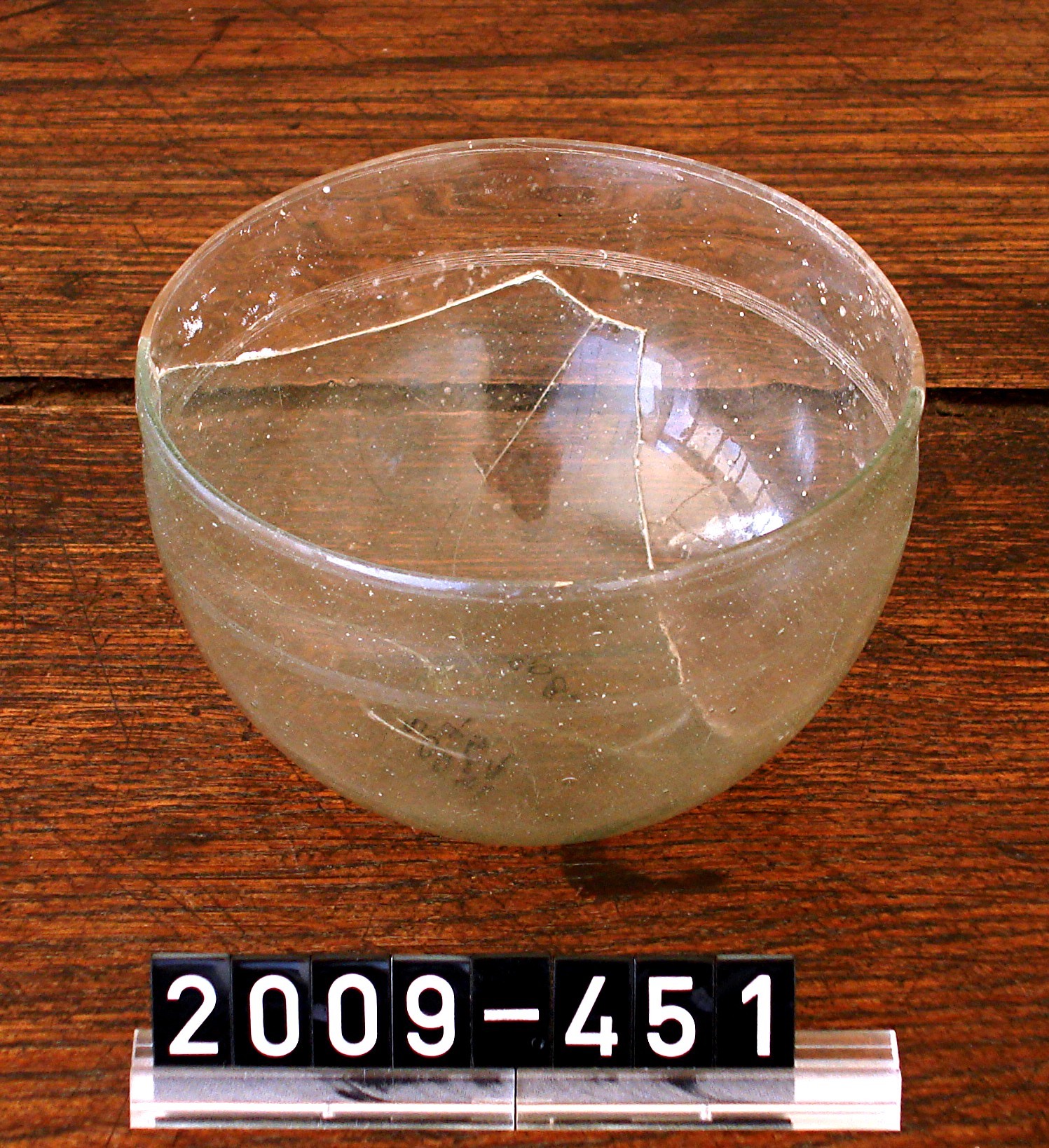 Glasgefäß; Trinkglas; Fundort: Grabfund Bad Dürkheim, Luitpoldallee; Römerzeit (Stadtmuseum Bad Dürkheim, Museumsgesellschaft Bad Dürkheim e.V. CC BY-NC-SA)