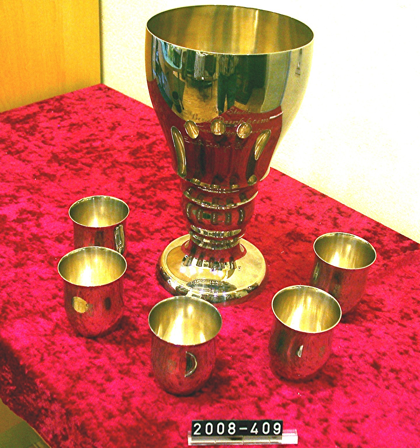 goldfarbener Pokal mit 5 Bechern; 1960 (Stadtmuseum Bad Dürkheim, Museumsgesellschaft Bad Dürkheim e.V. CC BY-NC-SA)