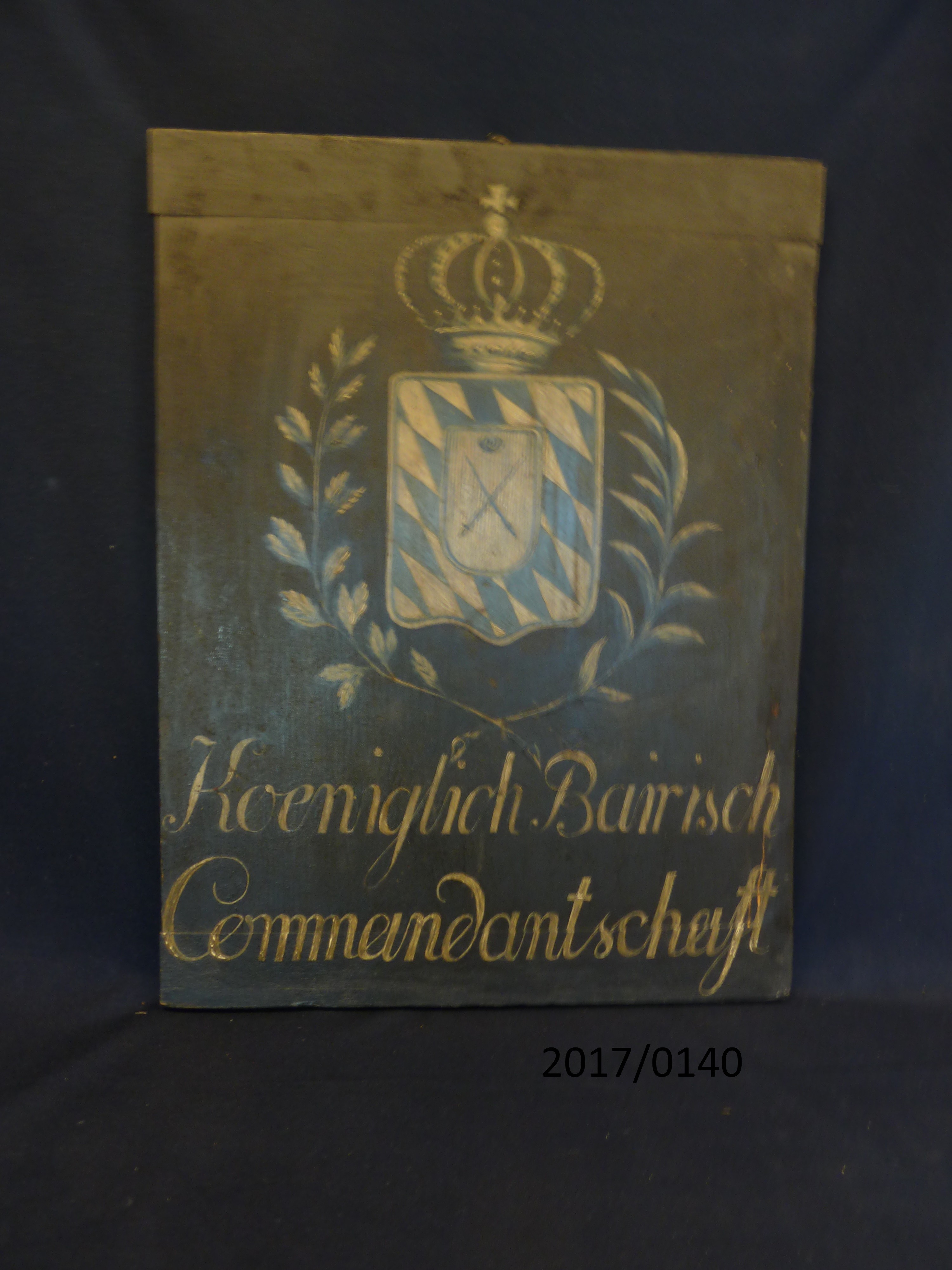 Holztafel Königlich Bairisch Commandantschaft (Stadtmuseum Bad Dürkheim, Museumsgesellschaft Bad Dürkheim e.V. CC BY-NC-SA)