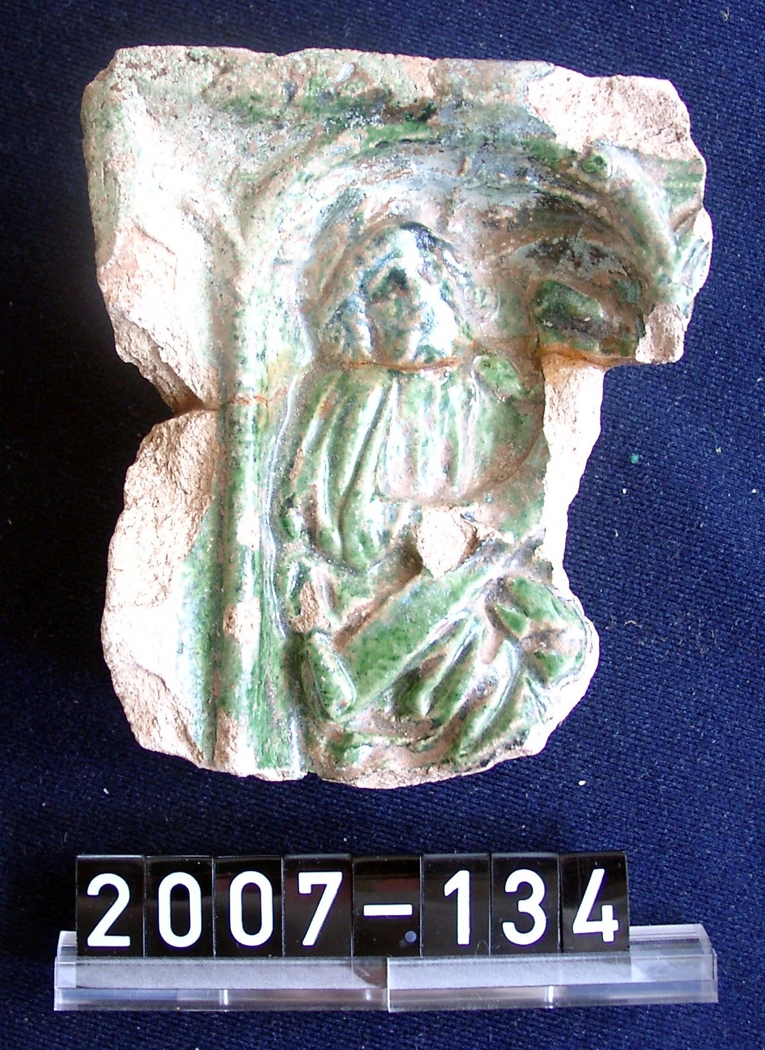 Kachelofen-Fragment; Ton, grün glasiert (Stadtmuseum Bad Dürkheim, Museumsgesellschaft Bad Dürkheim e.V. CC BY-NC-SA)