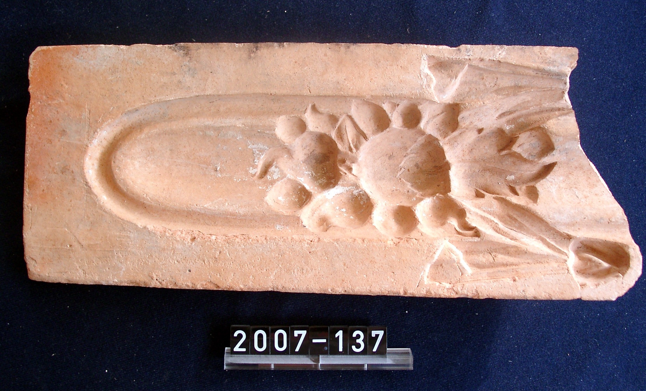 Kachelofen-Fragment; Ton, mit Inschrift, 1017 (Stadtmuseum Bad Dürkheim, Museumsgesellschaft Bad Dürkheim e.V. CC BY-NC-SA)
