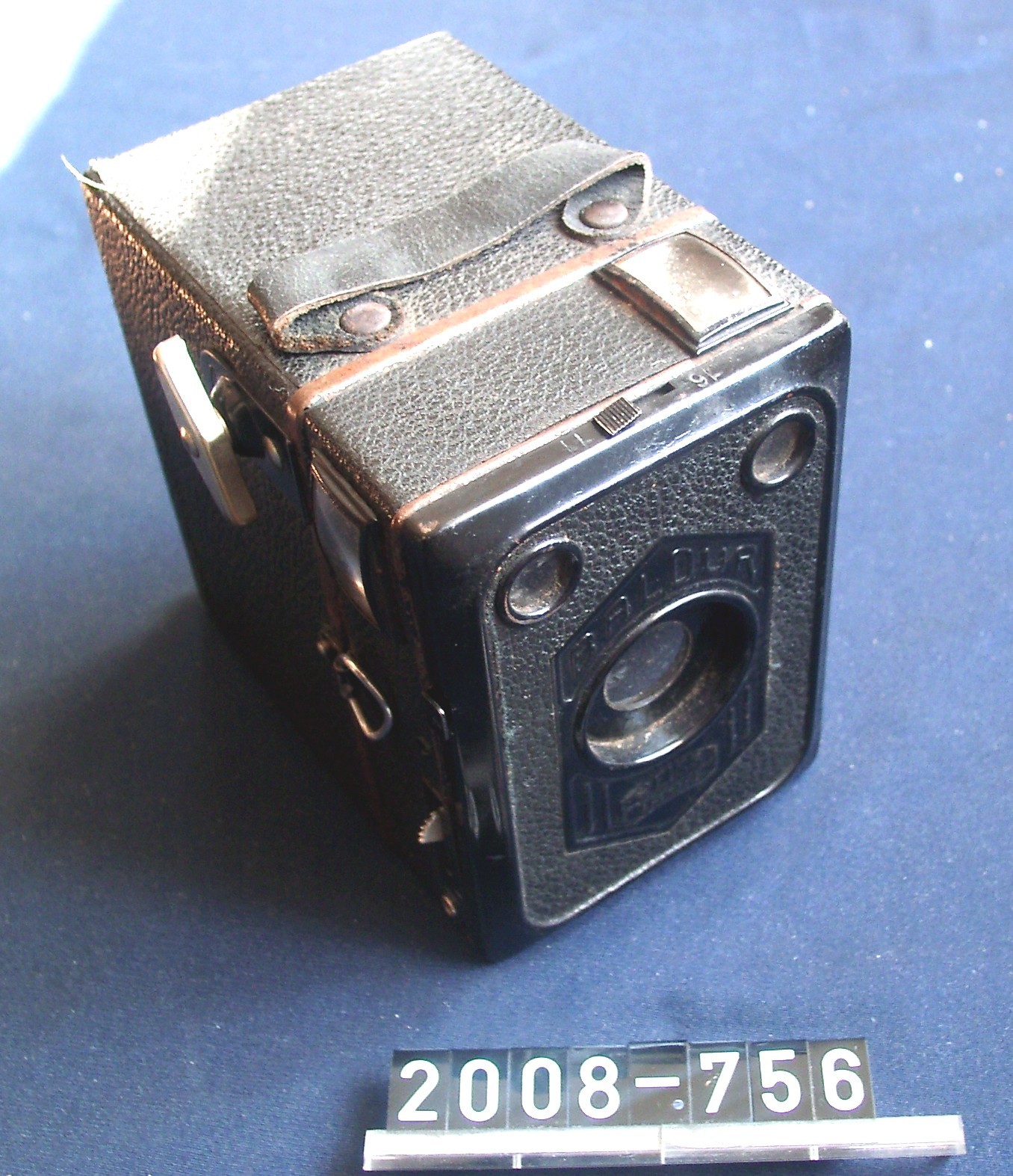 Kamera; Zeiss-Ikon Box-Kamera Baldur mit Ledertasche; um 1950 (Stadtmuseum Bad Dürkheim, Museumsgesellschaft Bad Dürkheim e.V. CC BY-NC-SA)