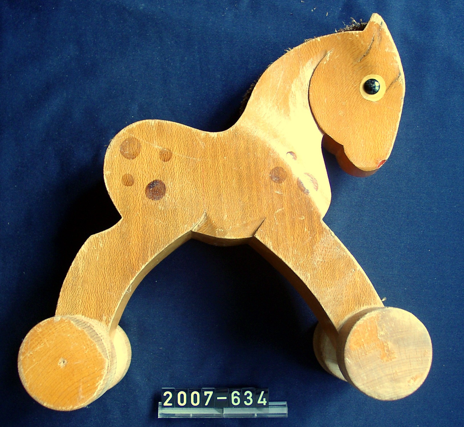 Kinderspielzeug; Holzpferd; 40er Jahre 20. Jh. (Stadtmuseum Bad Dürkheim, Museumsgesellschaft Bad Dürkheim e.V. CC BY-NC-SA)