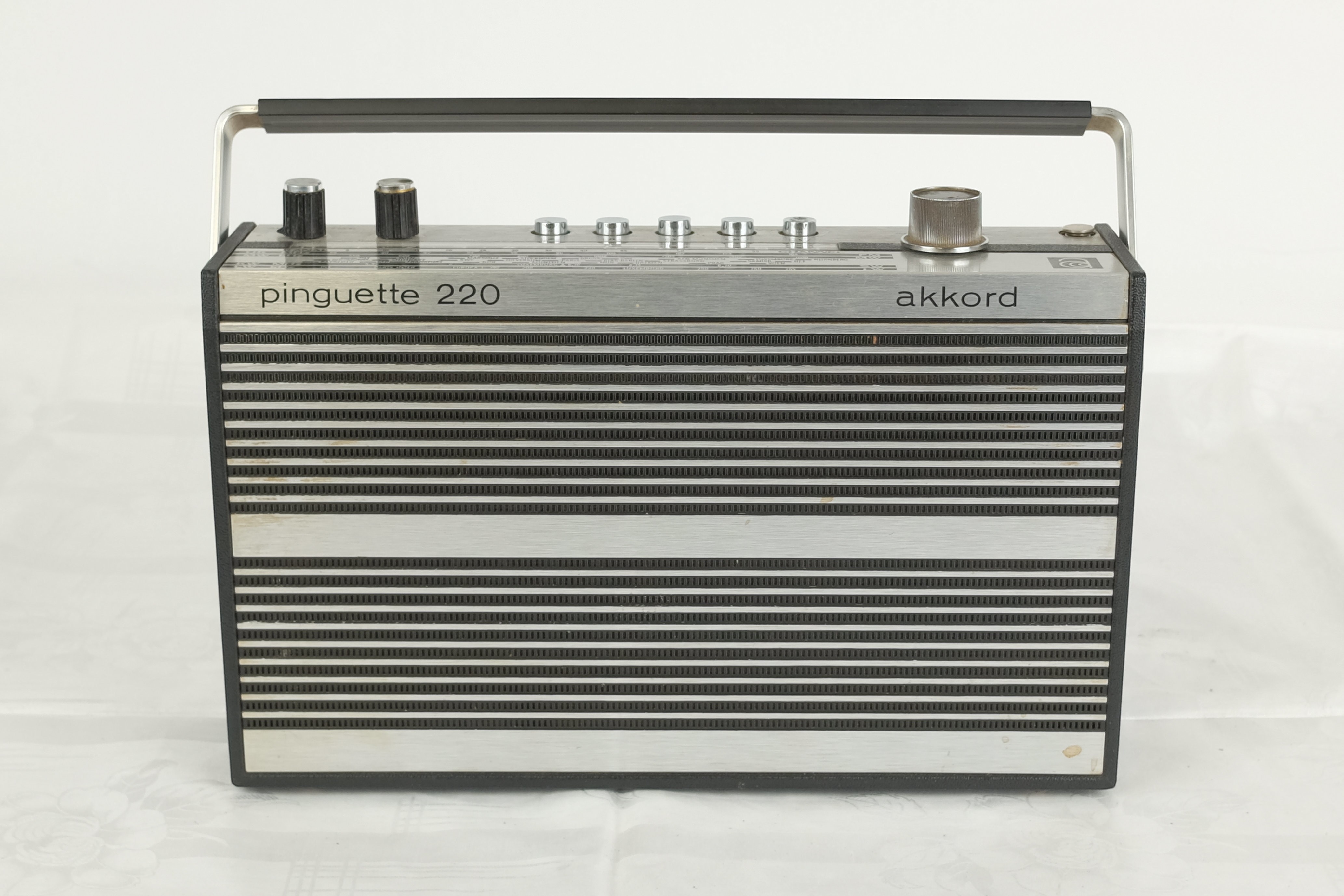 Kofferradio Akkord pinguette 220 (Volkskunde- und Freilichtmuseum Roscheider Hof CC0)