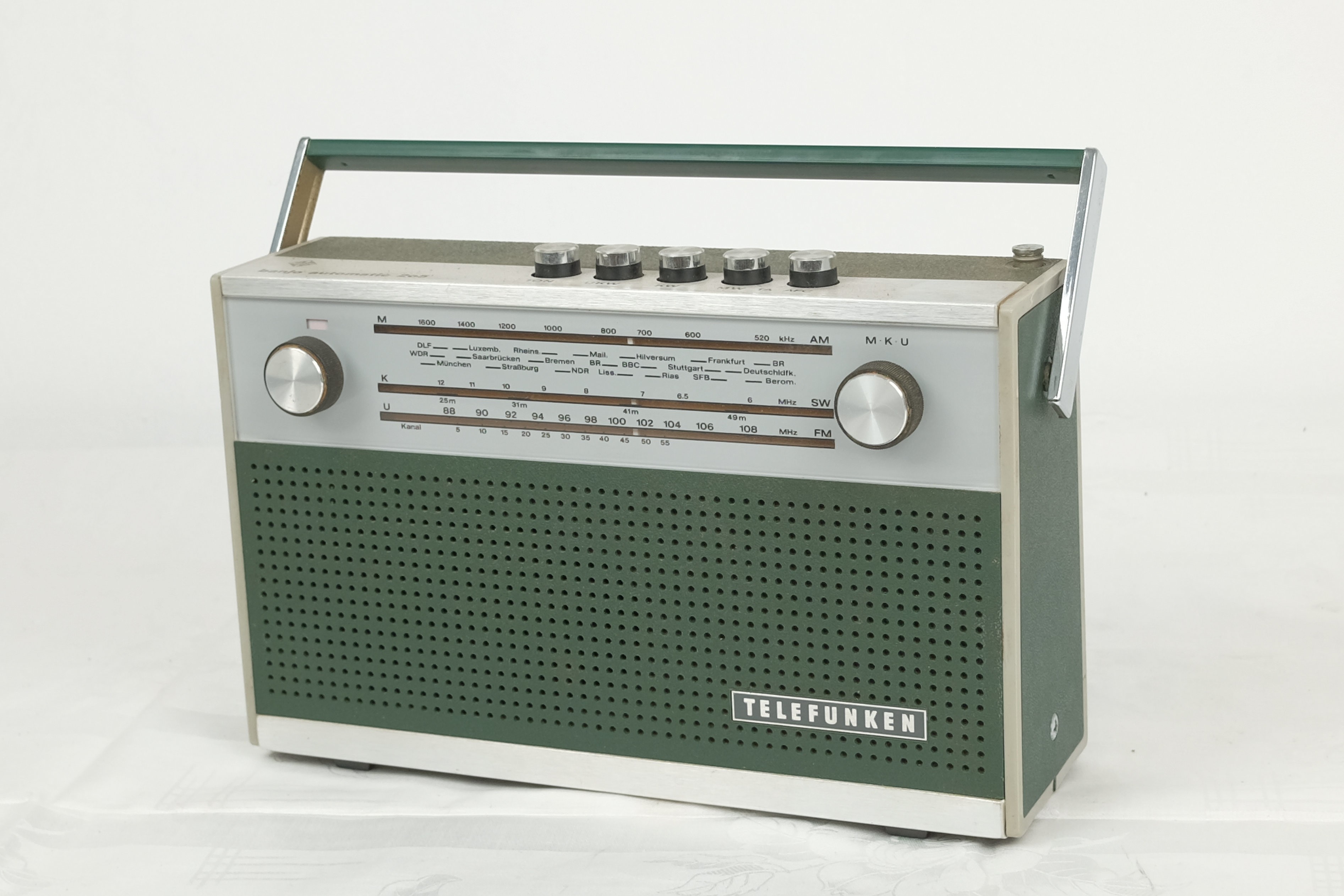 Kofferradio Telefunken  "banjo automatic 205" (Volkskunde- und Freilichtmuseum Roscheider Hof CC0)