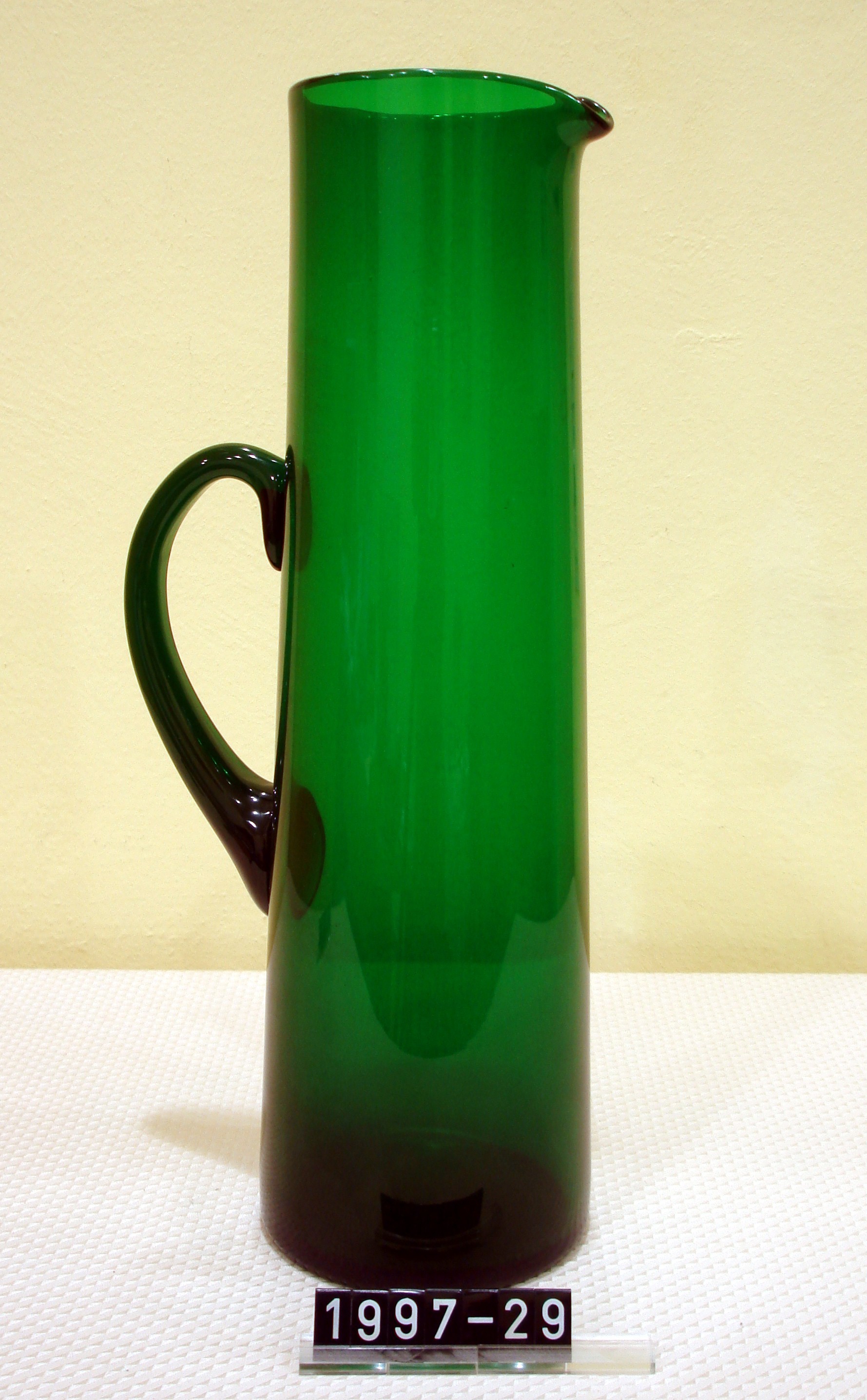 Krug; Karaffe aus grünem Glas mit Henkel; 1. Hälfte 19. Jh. (Stadtmuseum Bad Dürkheim, Museumsgesellschaft Bad Dürkheim e.V. CC BY-NC-SA)