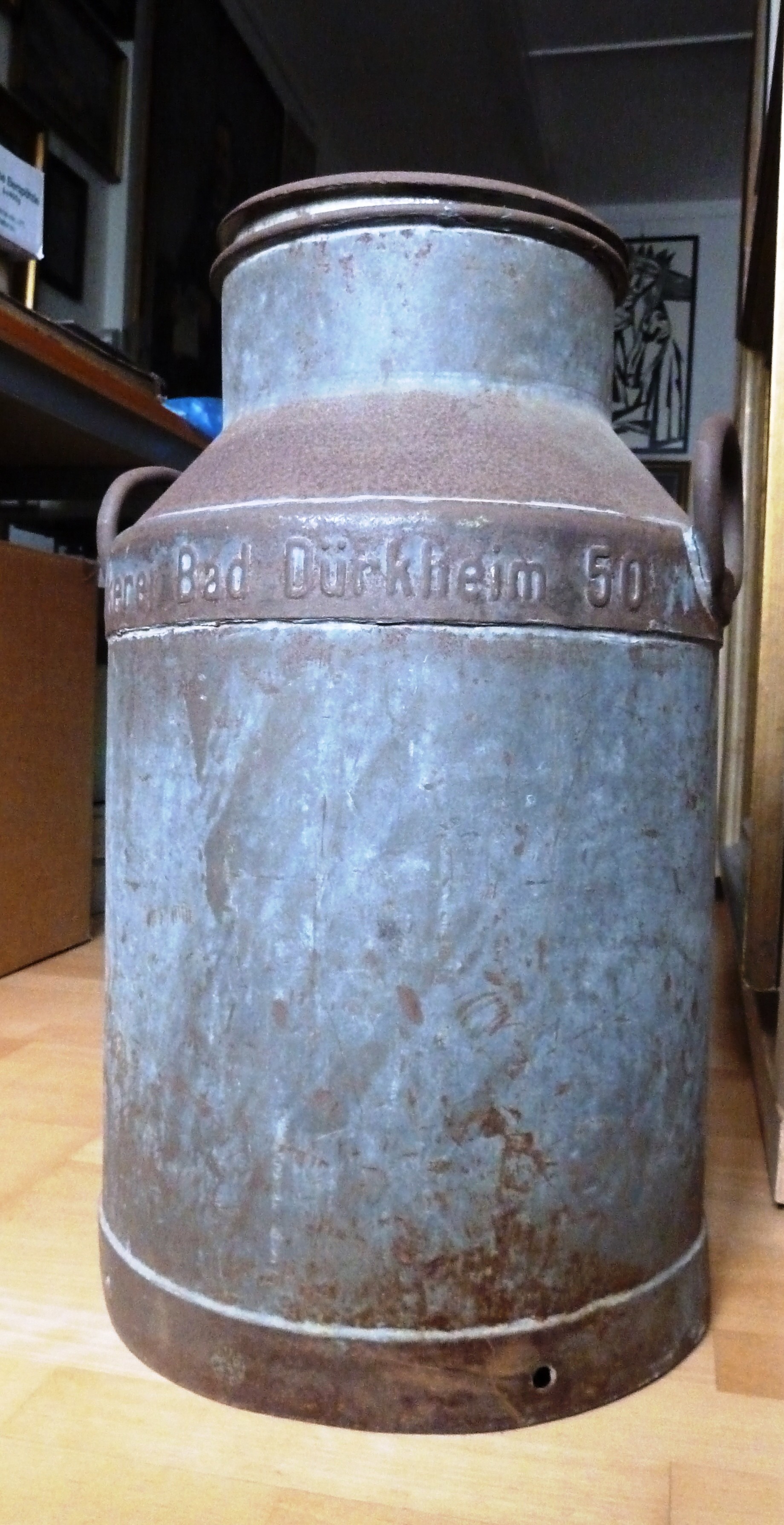 Milchkanne aus Eisen mit Deckel und 2 Henkel; Molkerei Bad Dürkheim; 20. Jh. (Stadtmuseum Bad Dürkheim, Museumsgesellschaft Bad Dürkheim e.V. CC BY-NC-SA)