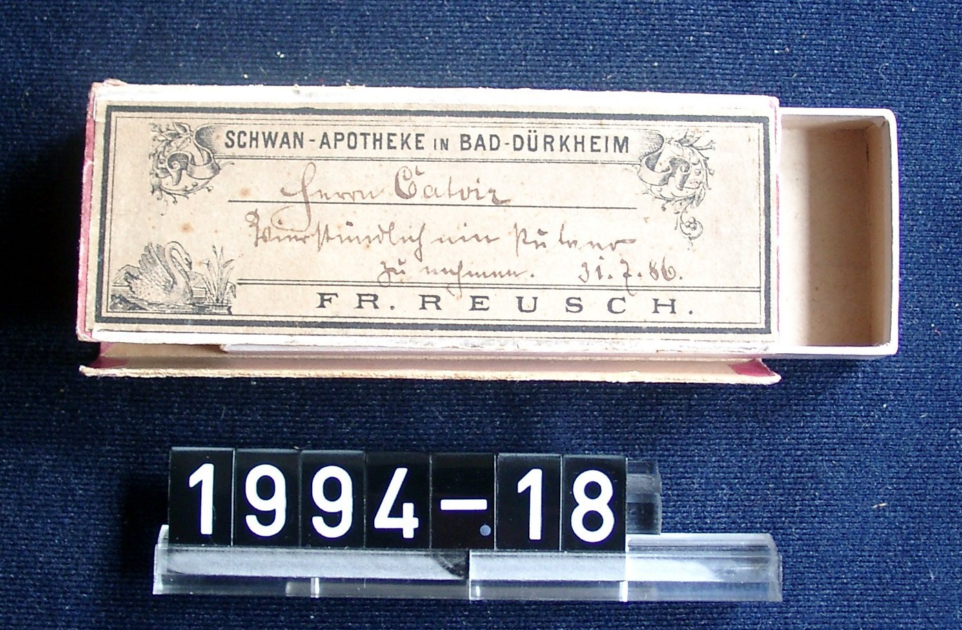 Pillen-Schachtel; Pulver-Schachtel; um 1886 (Stadtmuseum Bad Dürkheim, Museumsgesellschaft Bad Dürkheim e.V. CC BY-NC-SA)