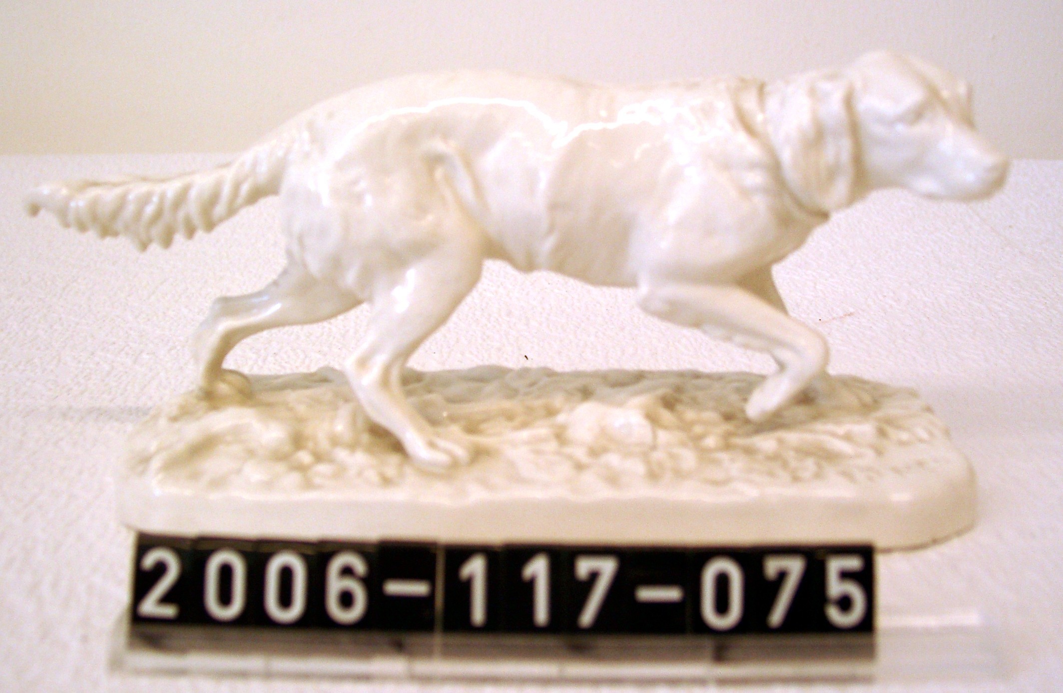 Porzellanfigur; Motiv: Jagdhund (Stadtmuseum Bad Dürkheim, Museumsgesellschaft Bad Dürkheim e.V. CC BY-NC-SA)
