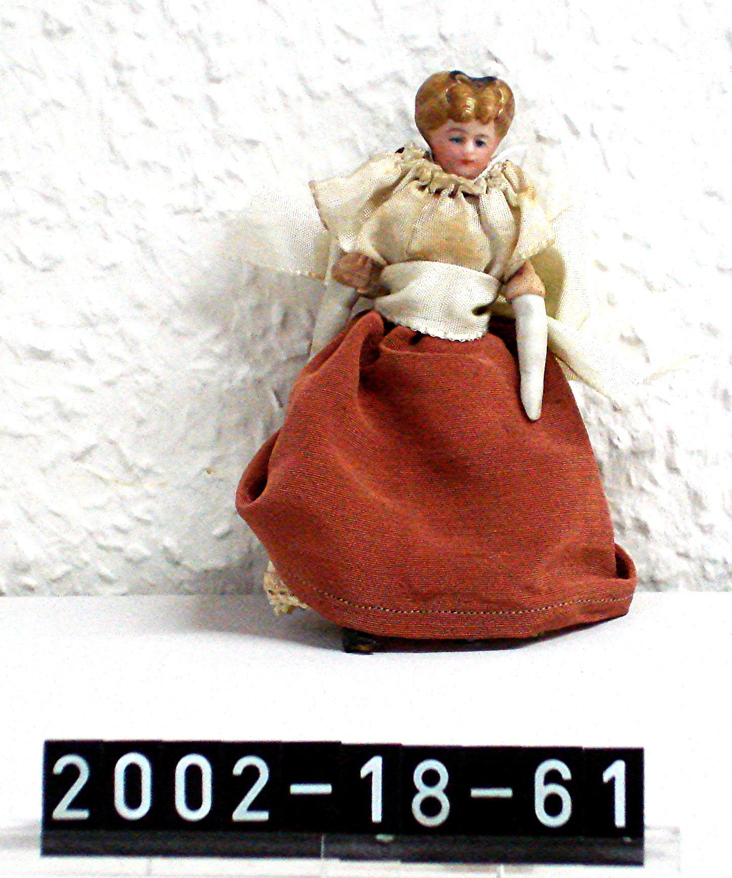 Puppe; Porzellanpuppe; Puppenspielzeug; um 1900 (Stadtmuseum Bad Dürkheim, Museumsgesellschaft Bad Dürkheim e.V. CC BY-NC-SA)
