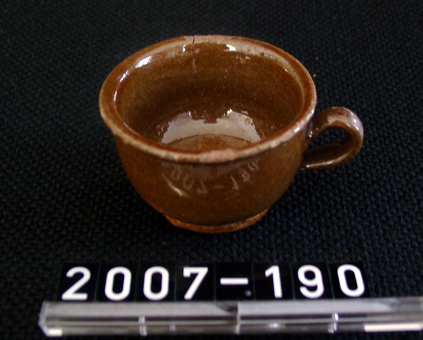 Puppengeschirr: Kaffeetasse, braun (Stadtmuseum Bad Dürkheim, Museumsgesellschaft Bad Dürkheim e.V. CC BY-NC-SA)