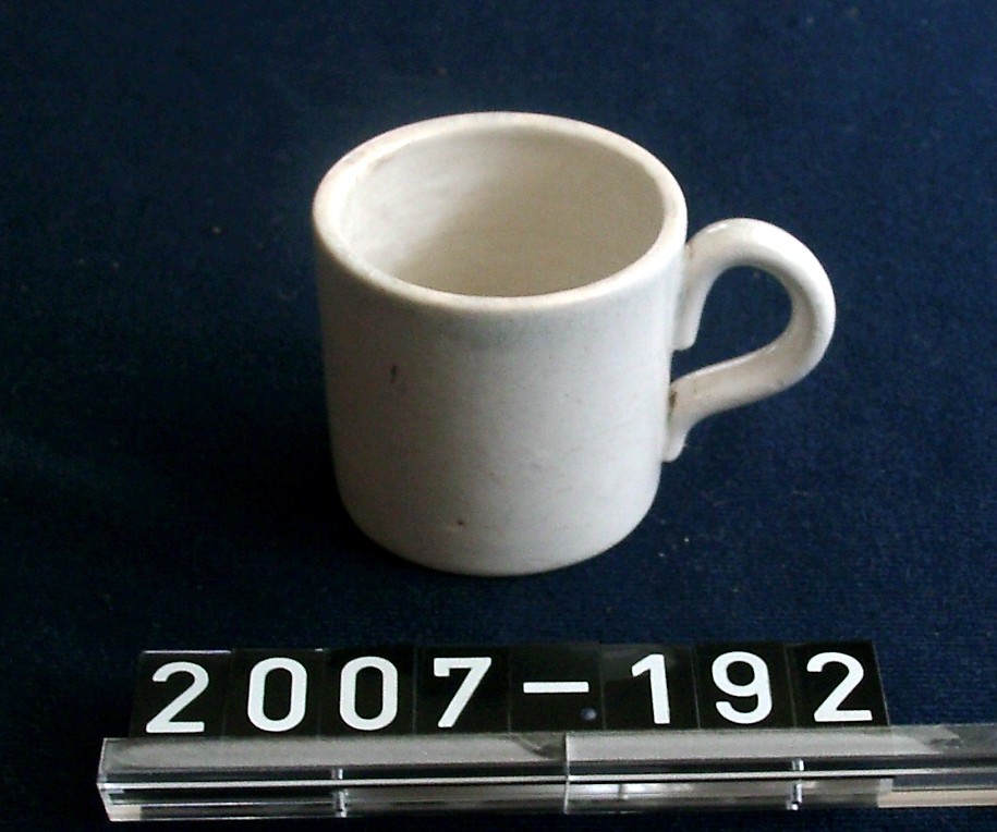 Puppengeschirr: Kaffeetasse, hoch, weiß (Stadtmuseum Bad Dürkheim, Museumsgesellschaft Bad Dürkheim e.V. CC BY-NC-SA)