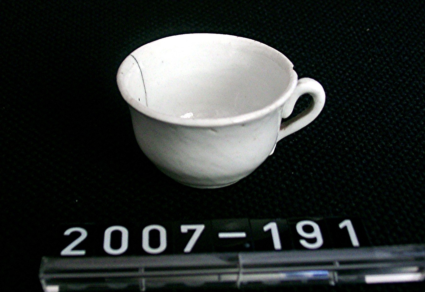 Puppengeschirr: Kaffeetasse, weiß (Stadtmuseum Bad Dürkheim, Museumsgesellschaft Bad Dürkheim e.V. CC BY-NC-SA)